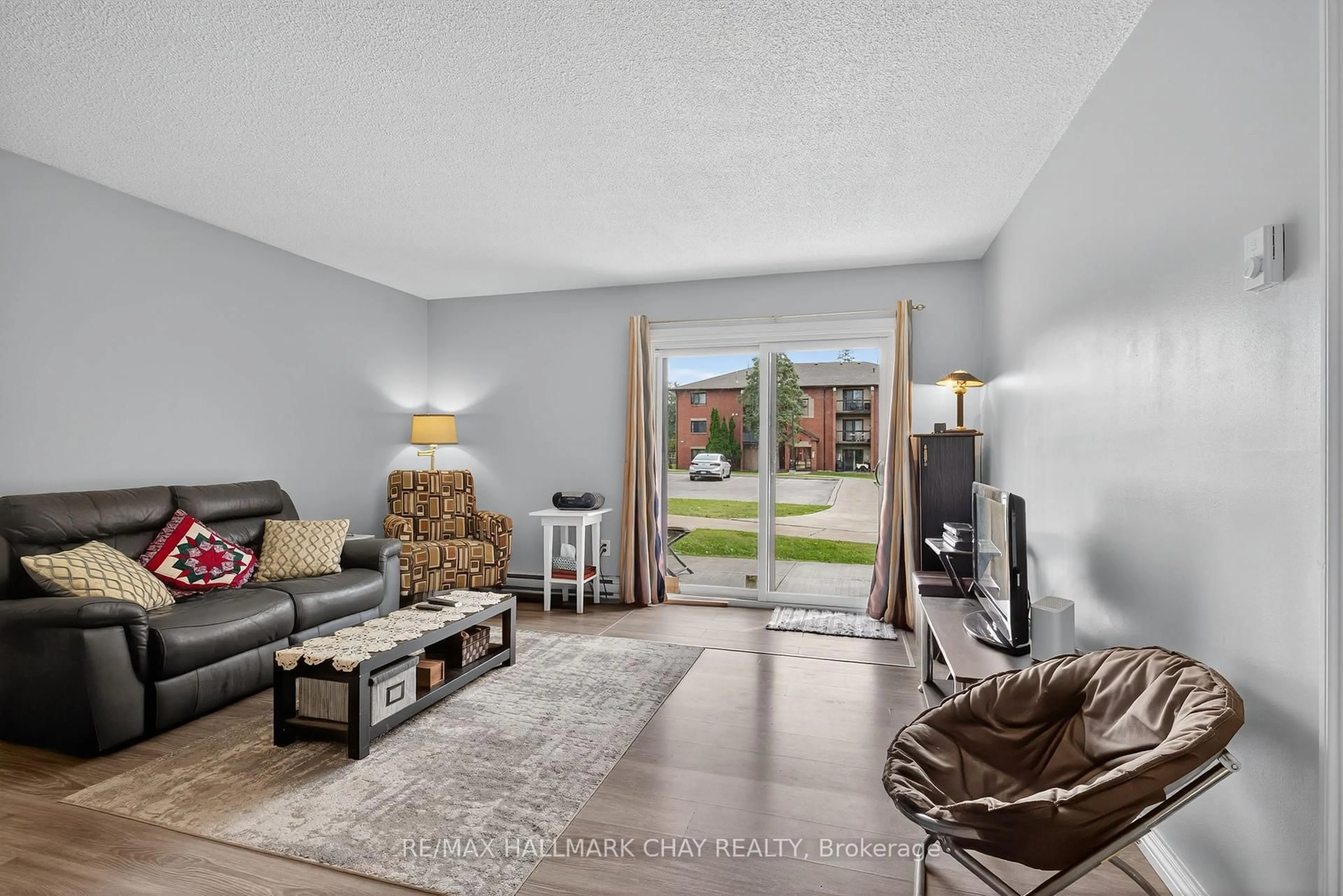 Living room with furniture, unknown for 179 Edgehill Dr #B4, Barrie Ontario L4N 1L9