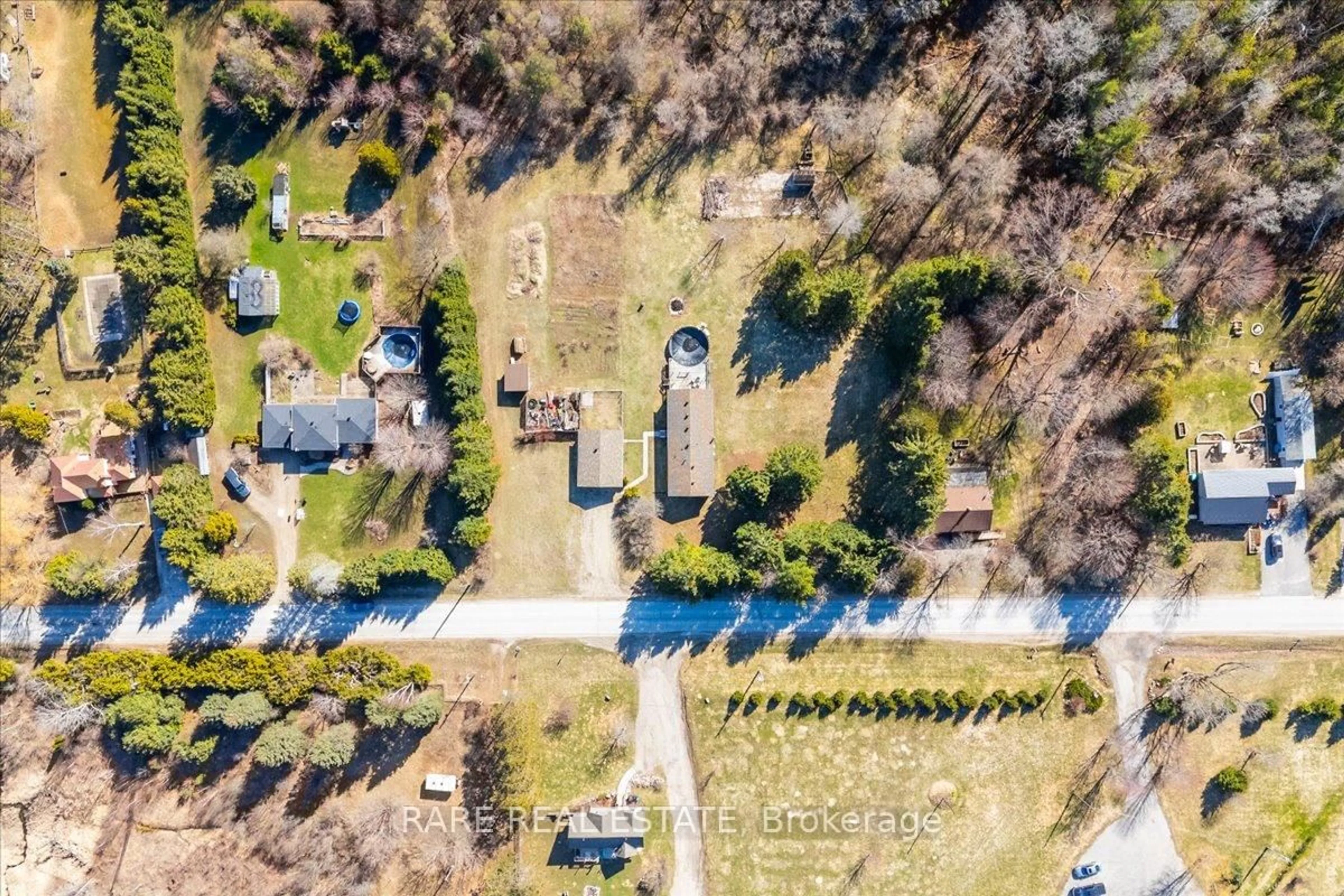 A pic from outside/outdoor area/front of a property/back of a property/a pic from drone, street for 3679 McCarthy Dr, Clearview Ontario L0M 1N0