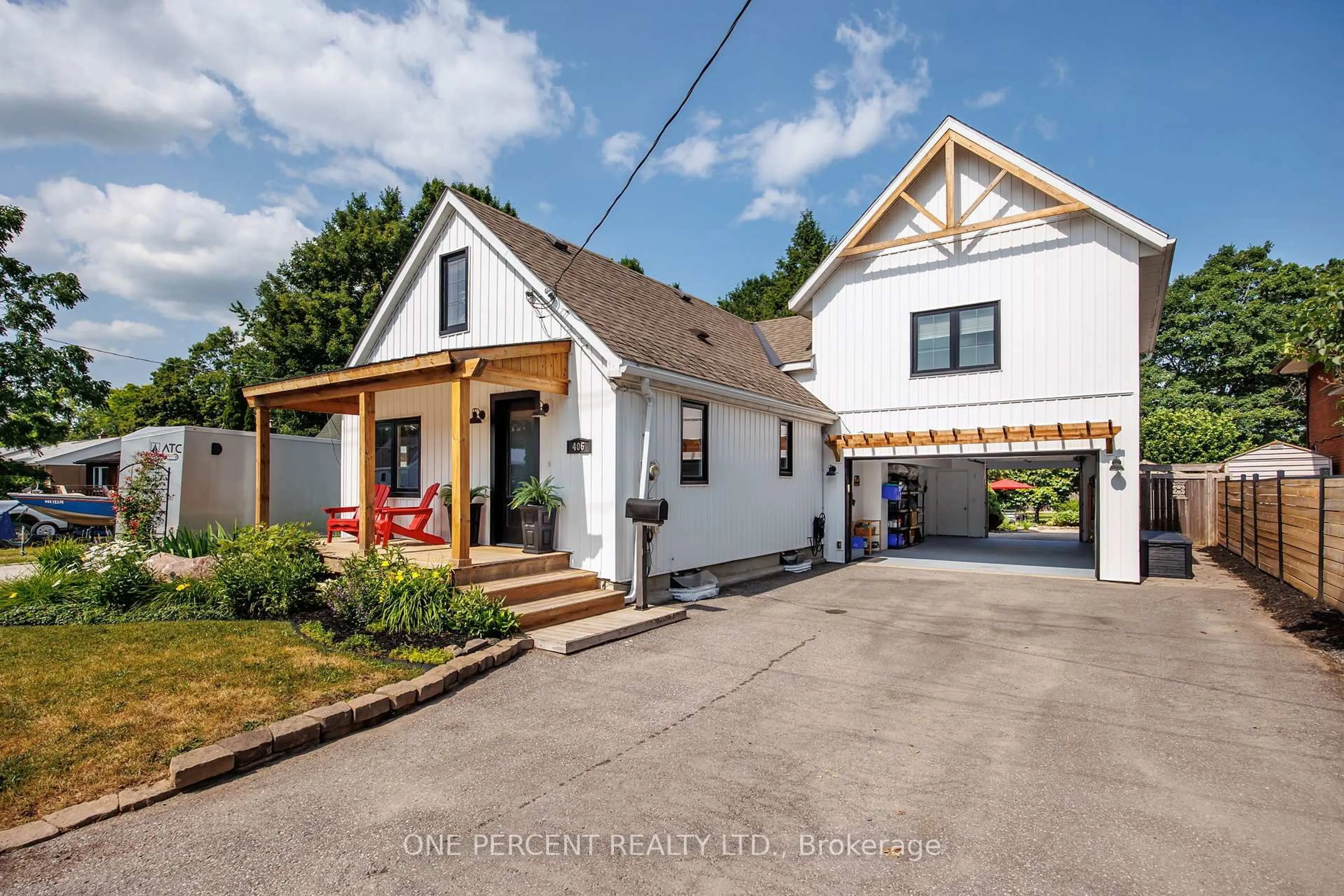 A pic from outside/outdoor area/front of a property/back of a property/a pic from drone, street for 406 Peter St, Orillia Ontario L3V 5A7