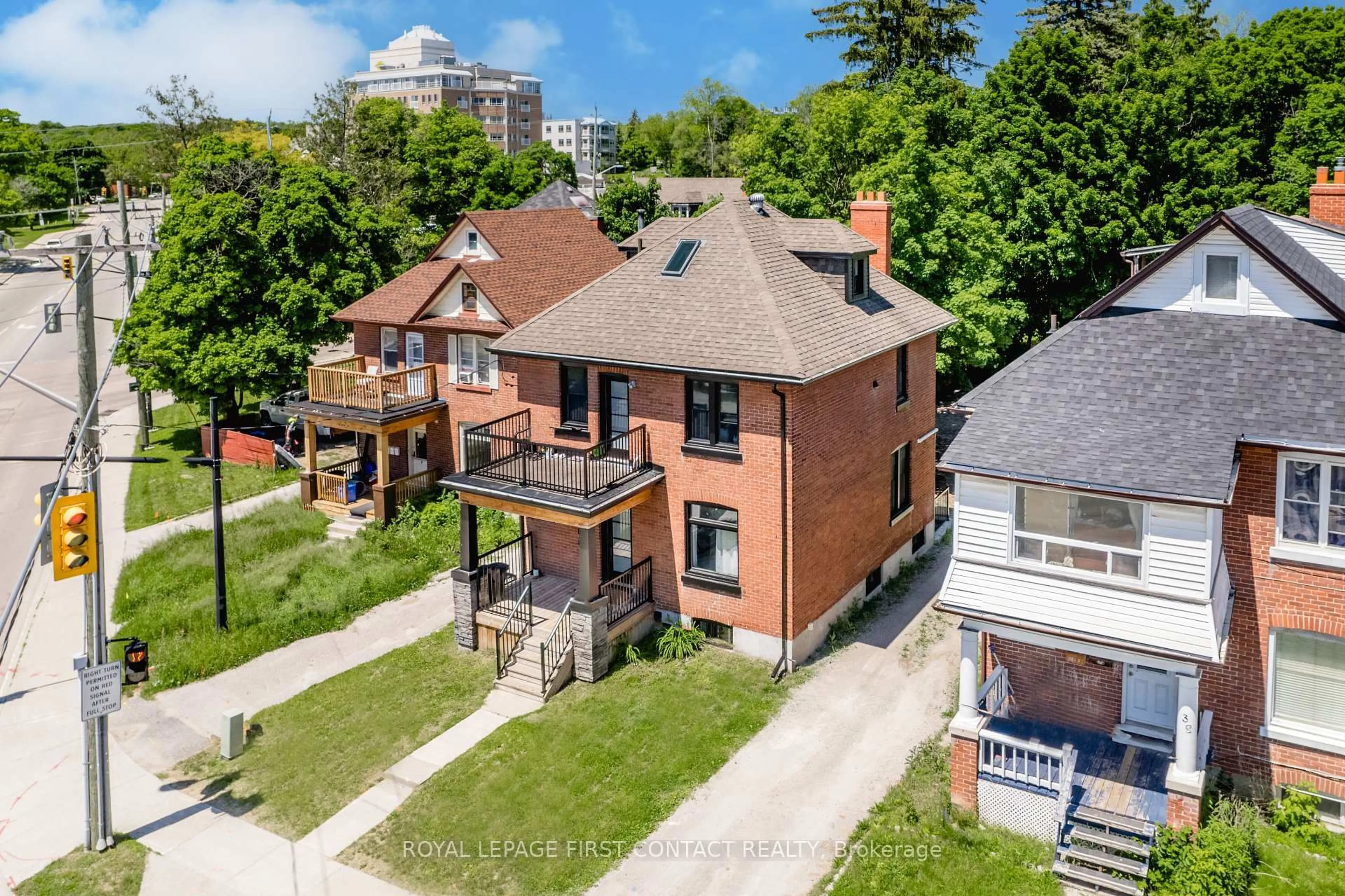 A pic from outside/outdoor area/front of a property/back of a property/a pic from drone, street for 40 Sophia St, Barrie Ontario L4N 1J3