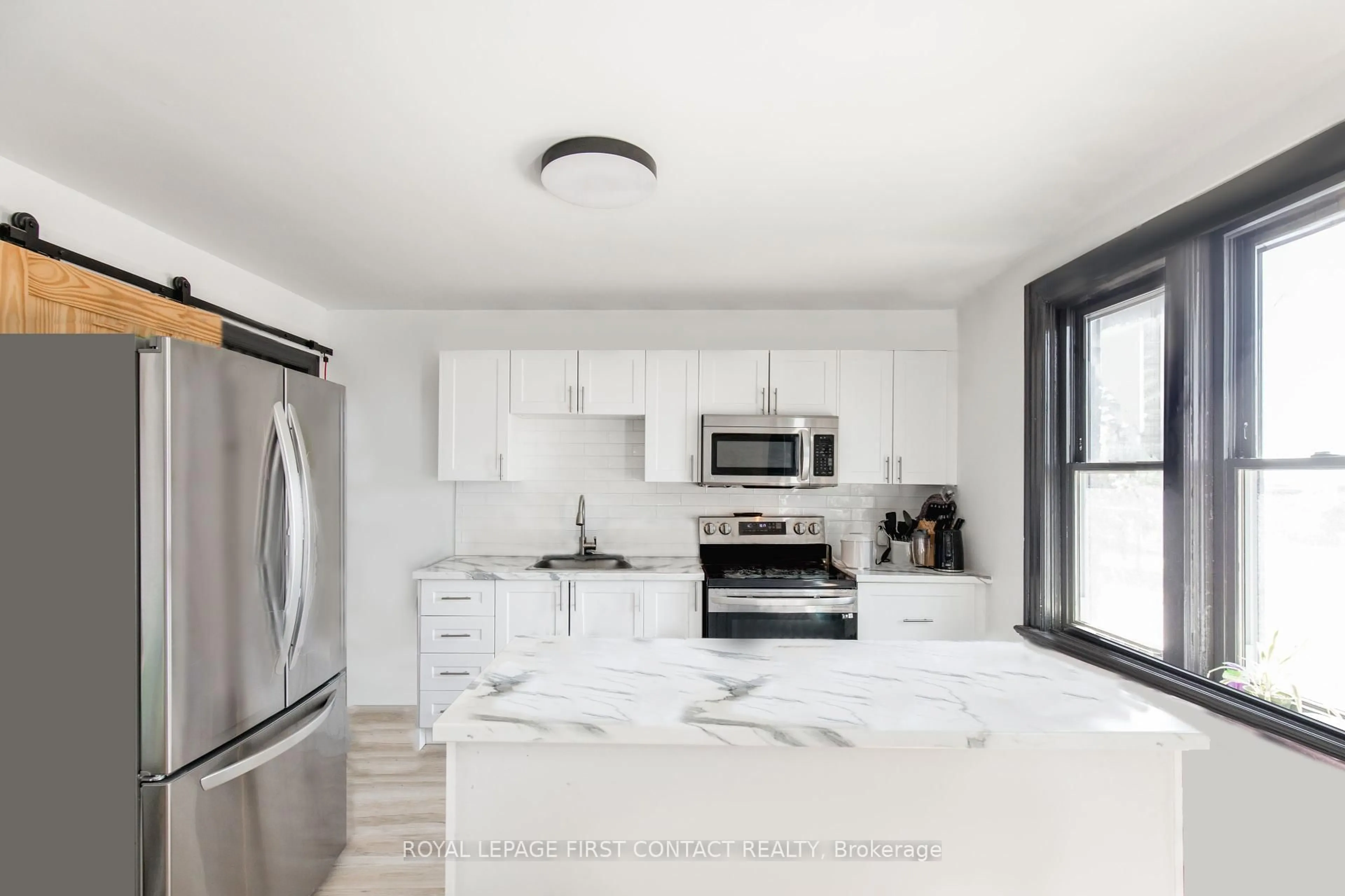 Open concept kitchen, ceramic/tile floor for 40 Sophia St, Barrie Ontario L4N 1J3