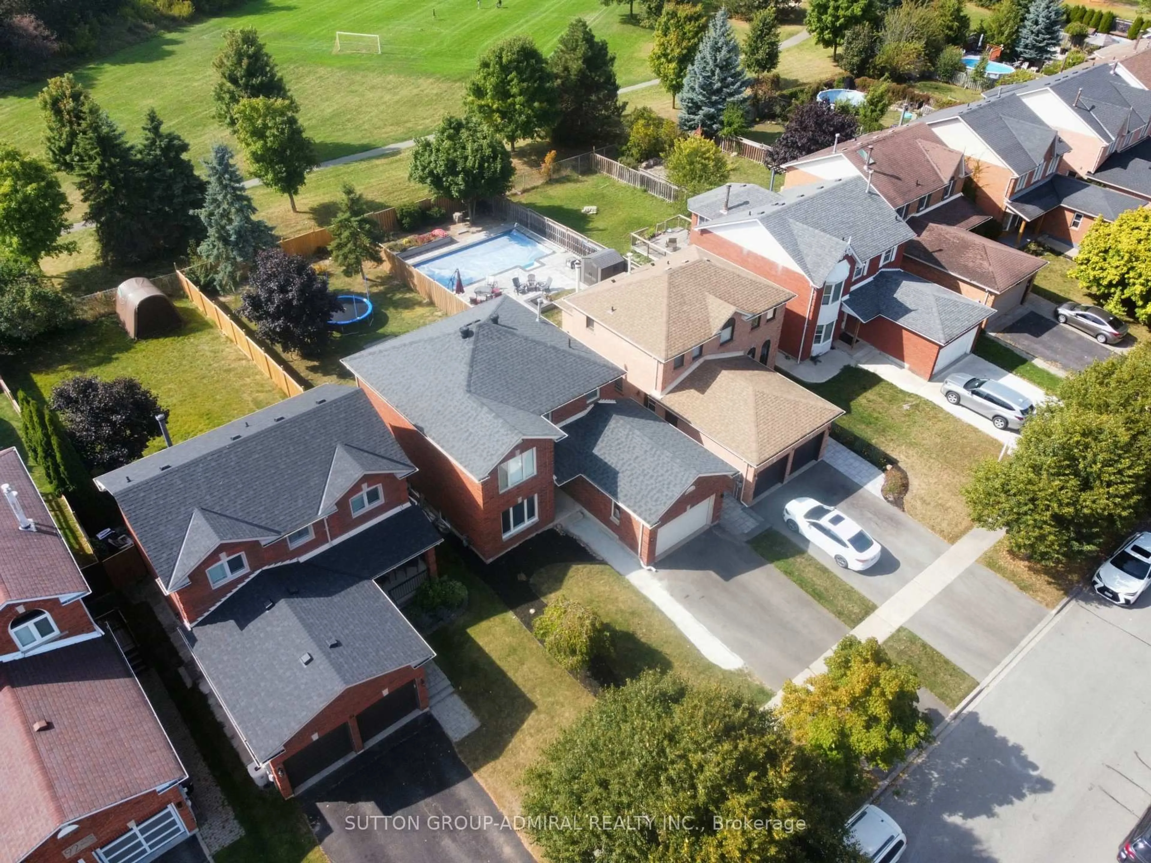 A pic from outside/outdoor area/front of a property/back of a property/a pic from drone, street for 96 Golden Meadow Rd, Barrie Ontario L4N 7G4