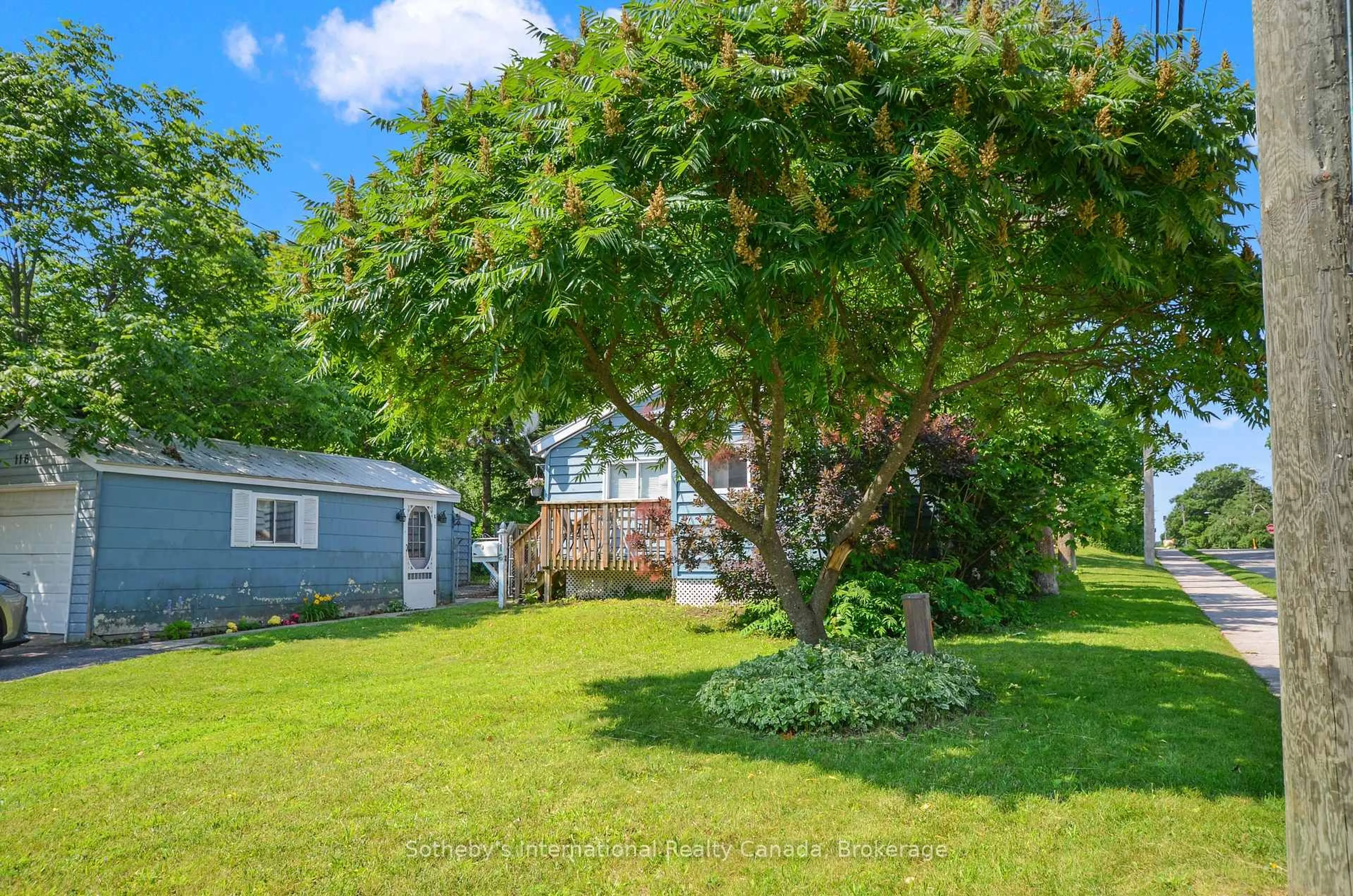 A pic from outside/outdoor area/front of a property/back of a property/a pic from drone, unknown for 116 Ninth St, Midland Ontario L4R 4B8