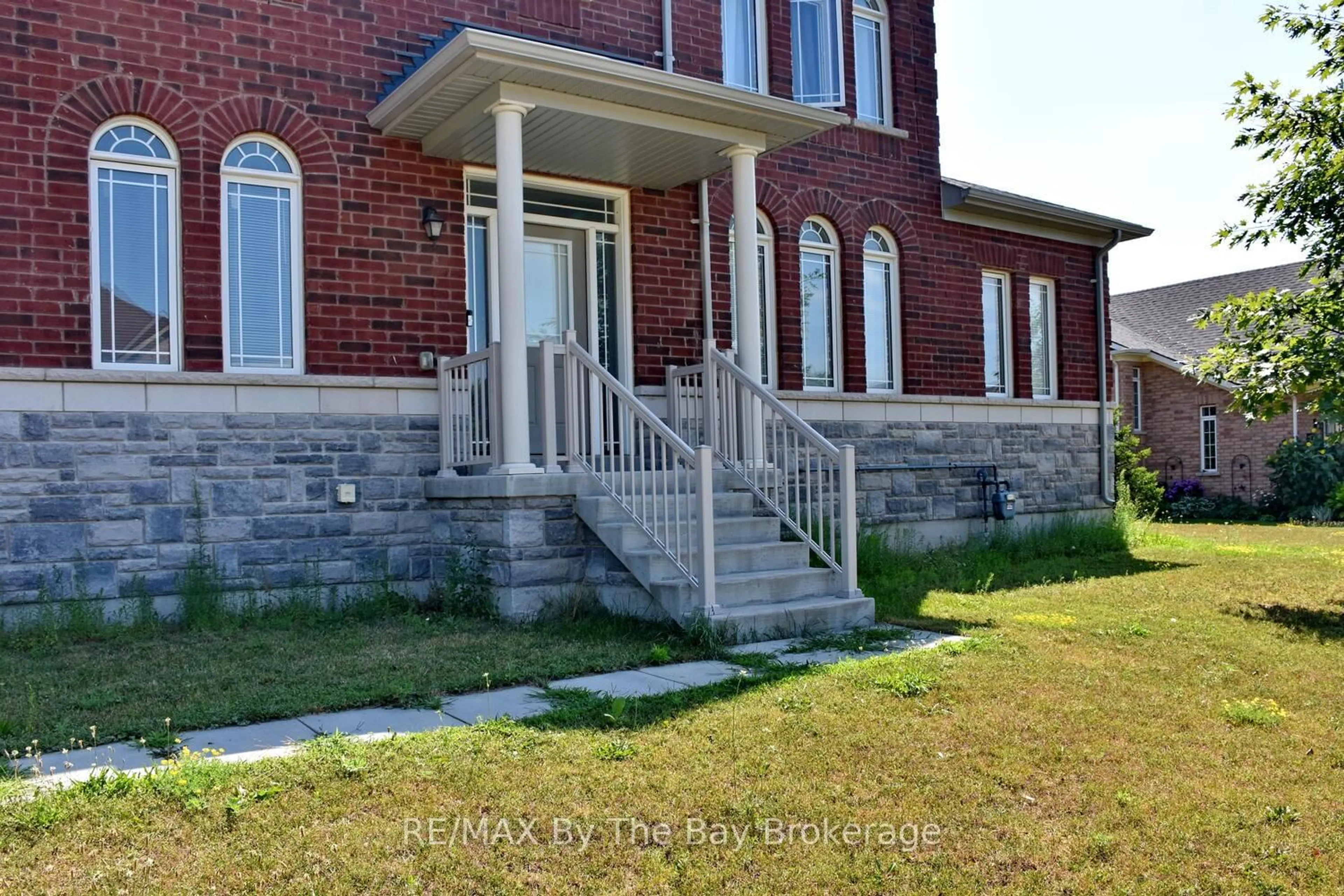 Home with brick exterior material, building for 52 Pearl St, Wasaga Beach Ontario L9Z 0G8
