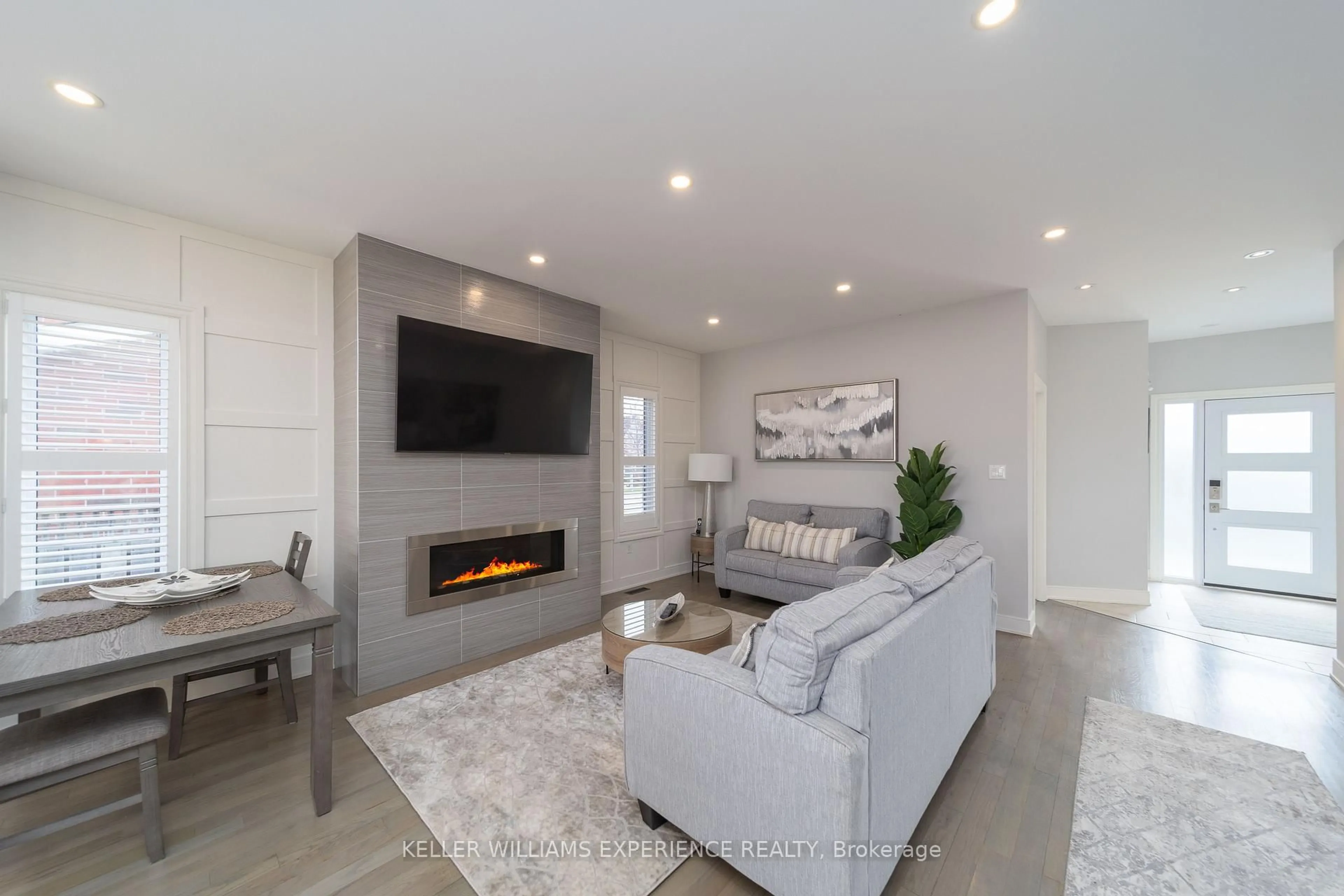 Living room with furniture, unknown for 41 THRUSHWOOD Dr, Barrie Ontario L4N 0Z1