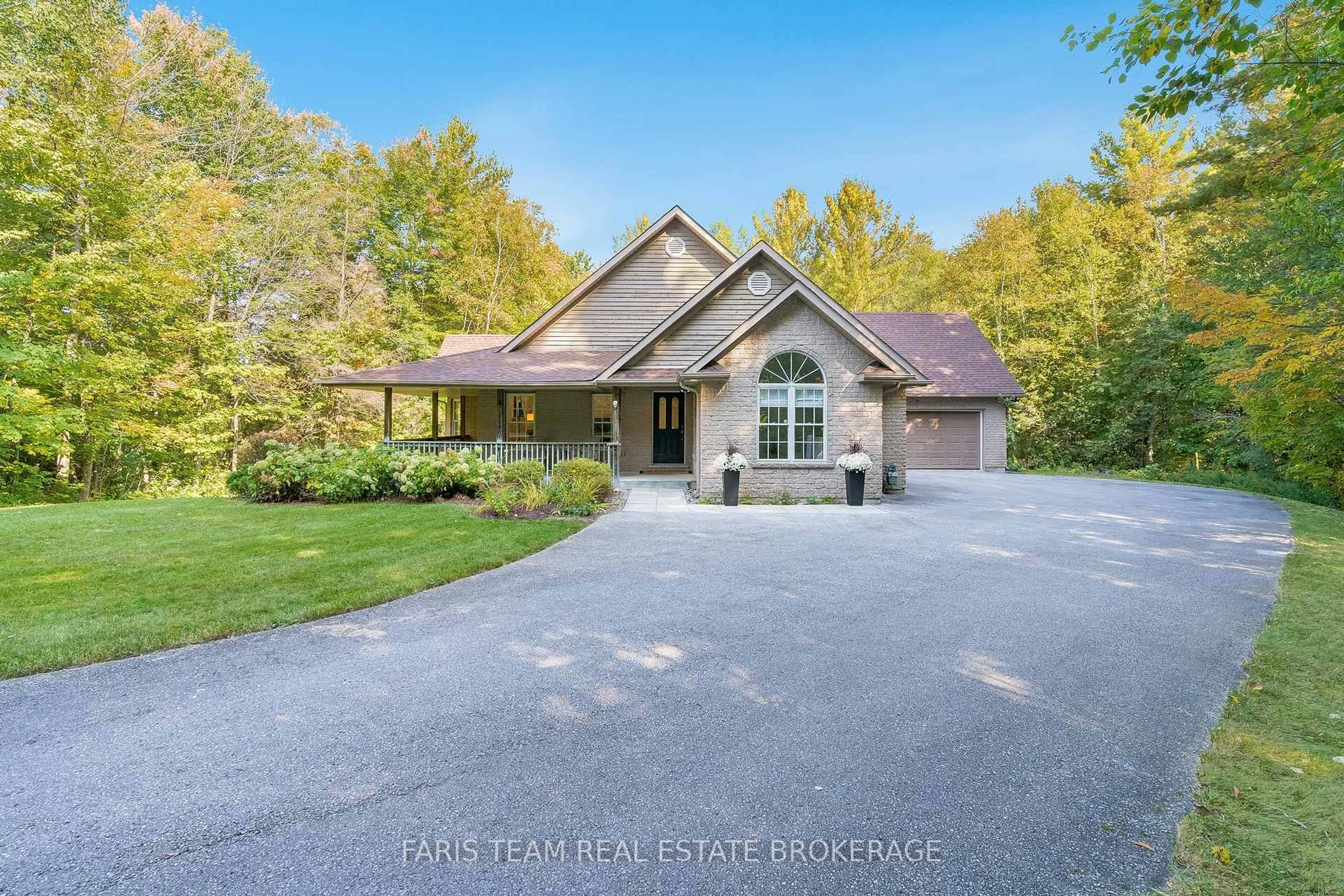 A pic from outside/outdoor area/front of a property/back of a property/a pic from drone, water/lake/river/ocean view for 7 Glenhuron Dr, Springwater Ontario L9X 0T9