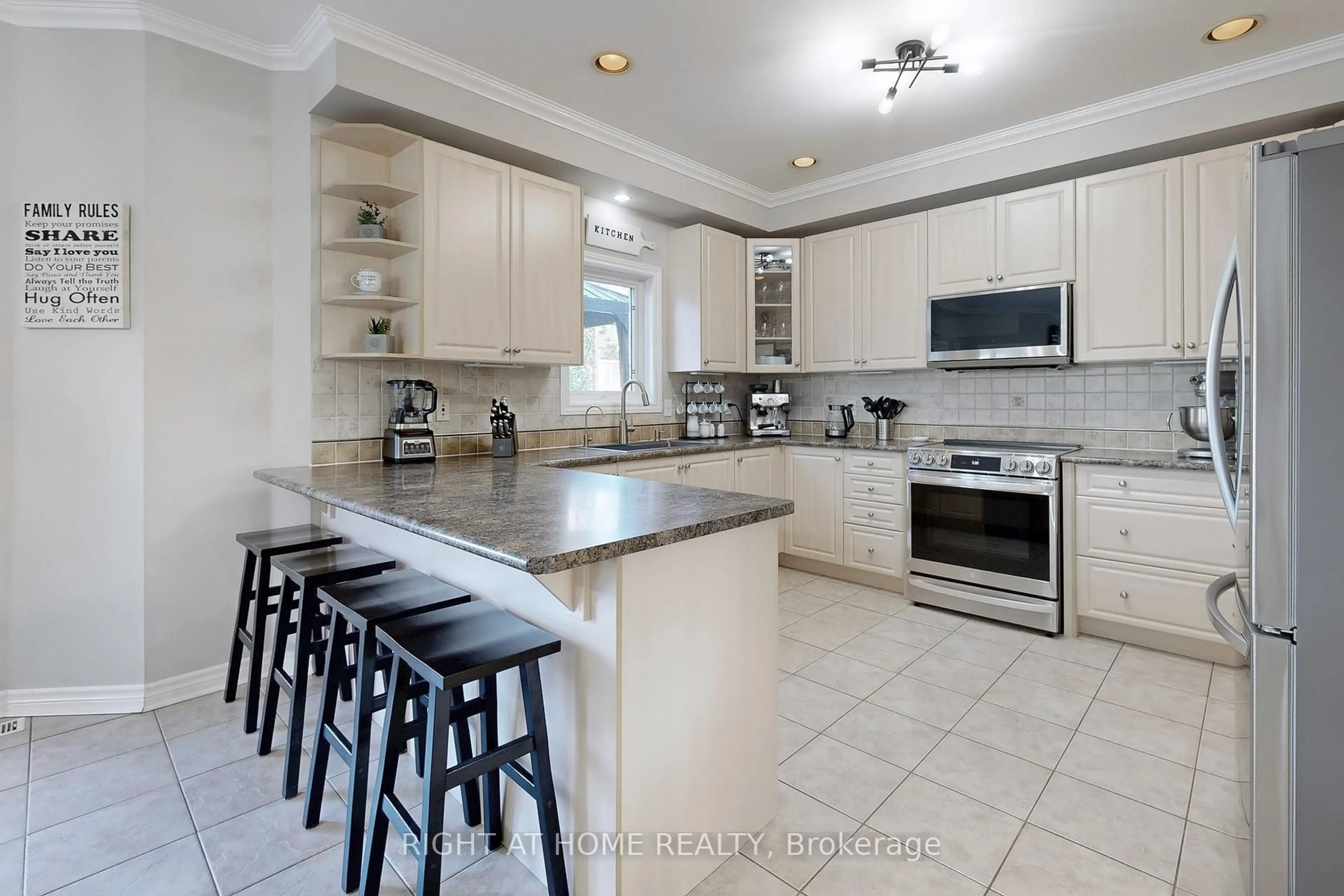 Open concept kitchen, ceramic/tile floor for 418 Mapleton Ave, Barrie Ontario L4N 0Z9