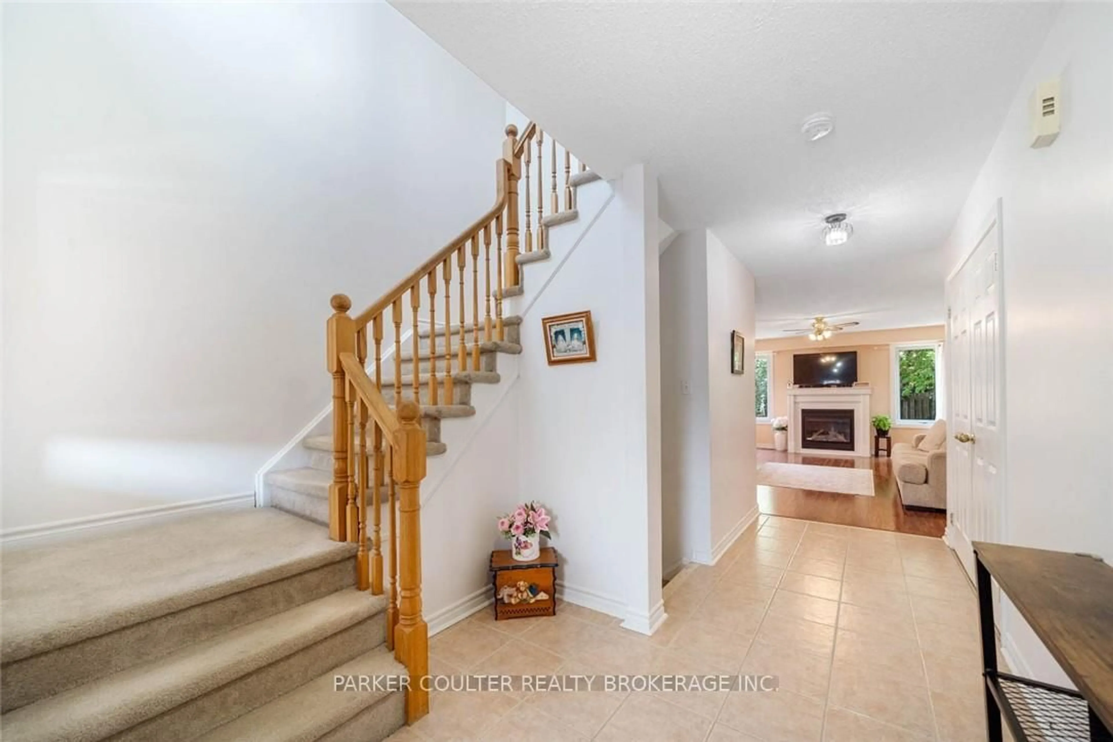 Indoor foyer for 84 Gore Dr, Barrie Ontario L4N 0A9