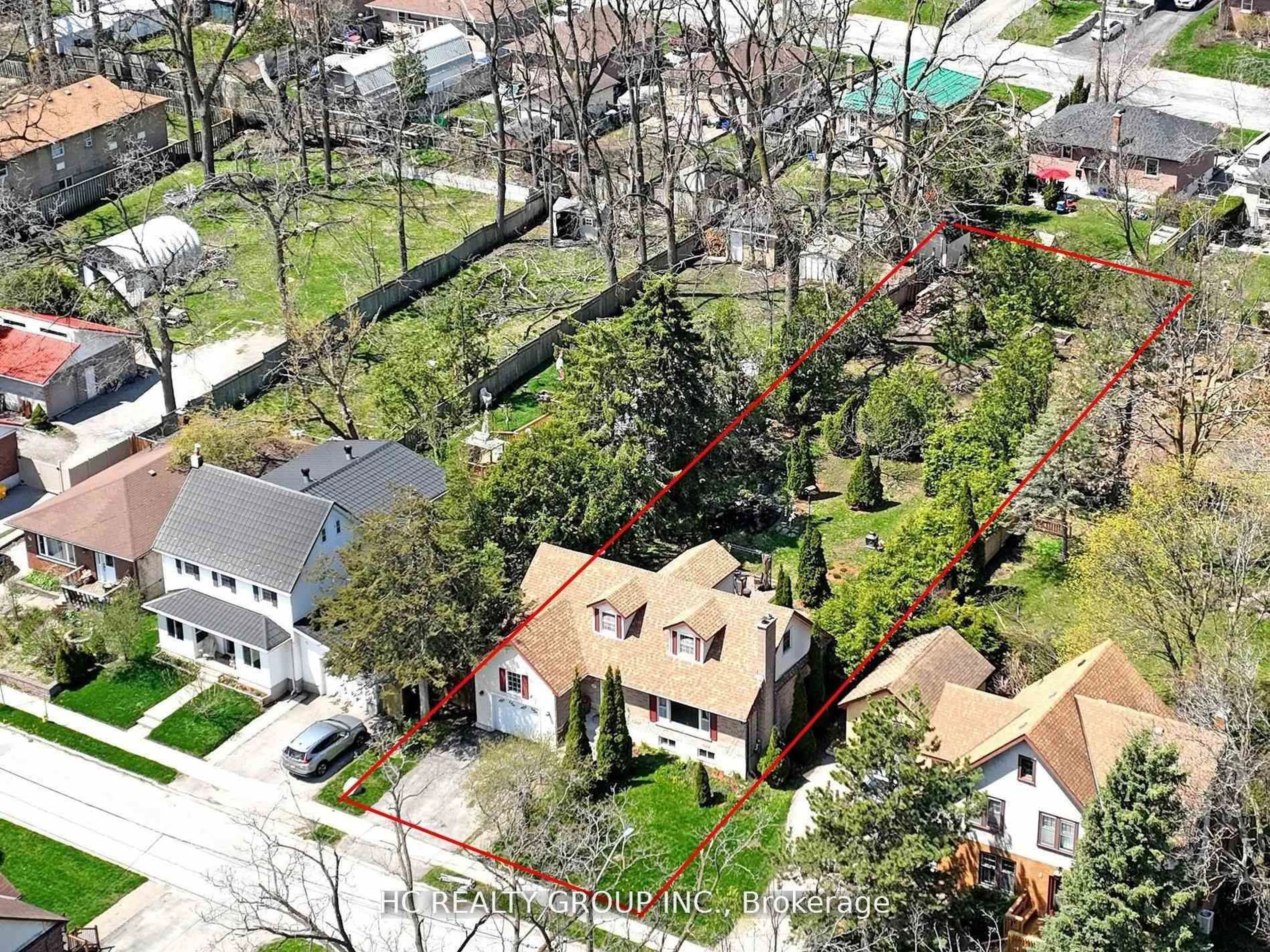 A pic from outside/outdoor area/front of a property/back of a property/a pic from drone, street for 10 NORTH St, Barrie Ontario L4M 2R9