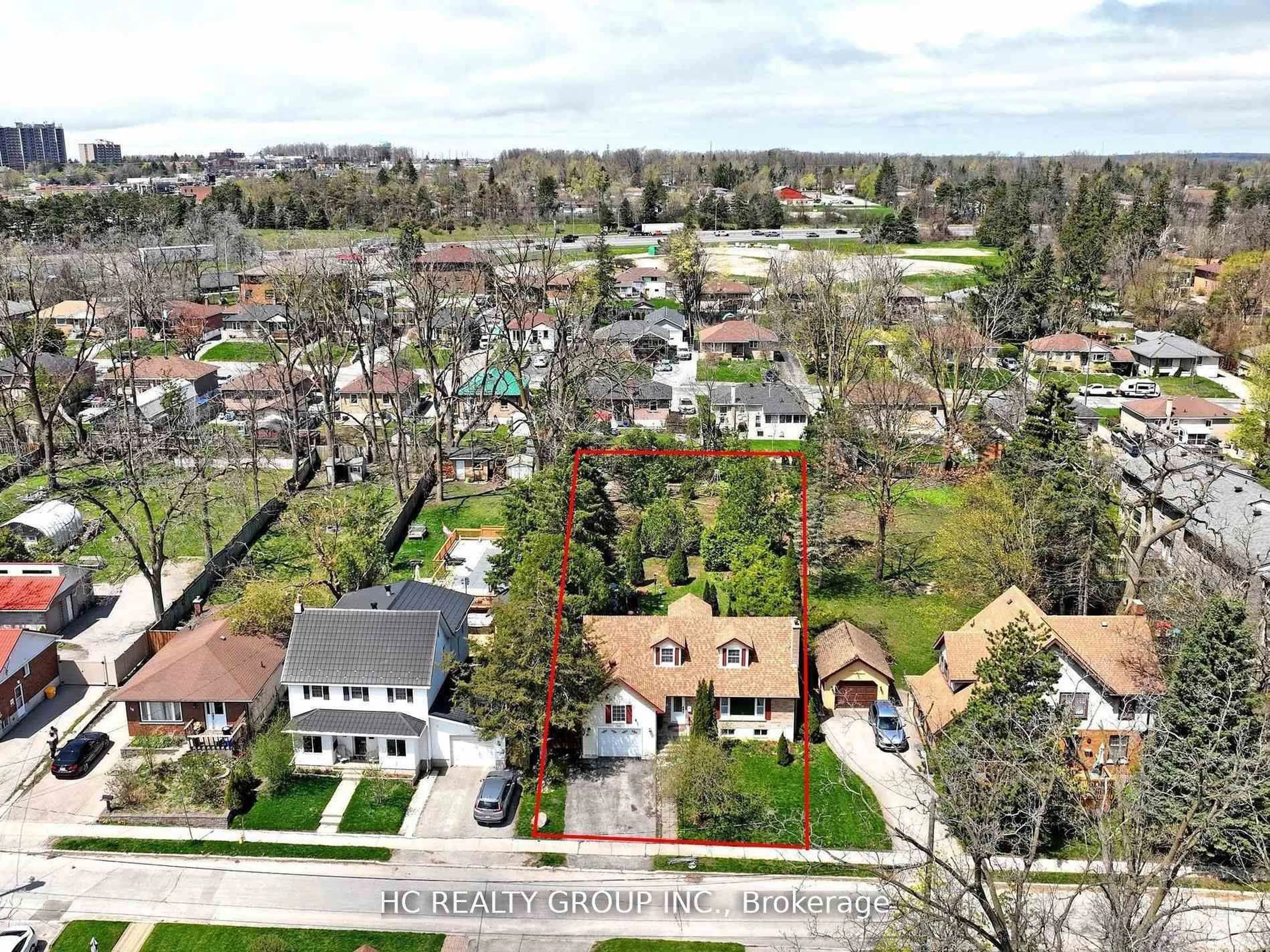 A pic from outside/outdoor area/front of a property/back of a property/a pic from drone, street for 10 NORTH St, Barrie Ontario L4M 2R9