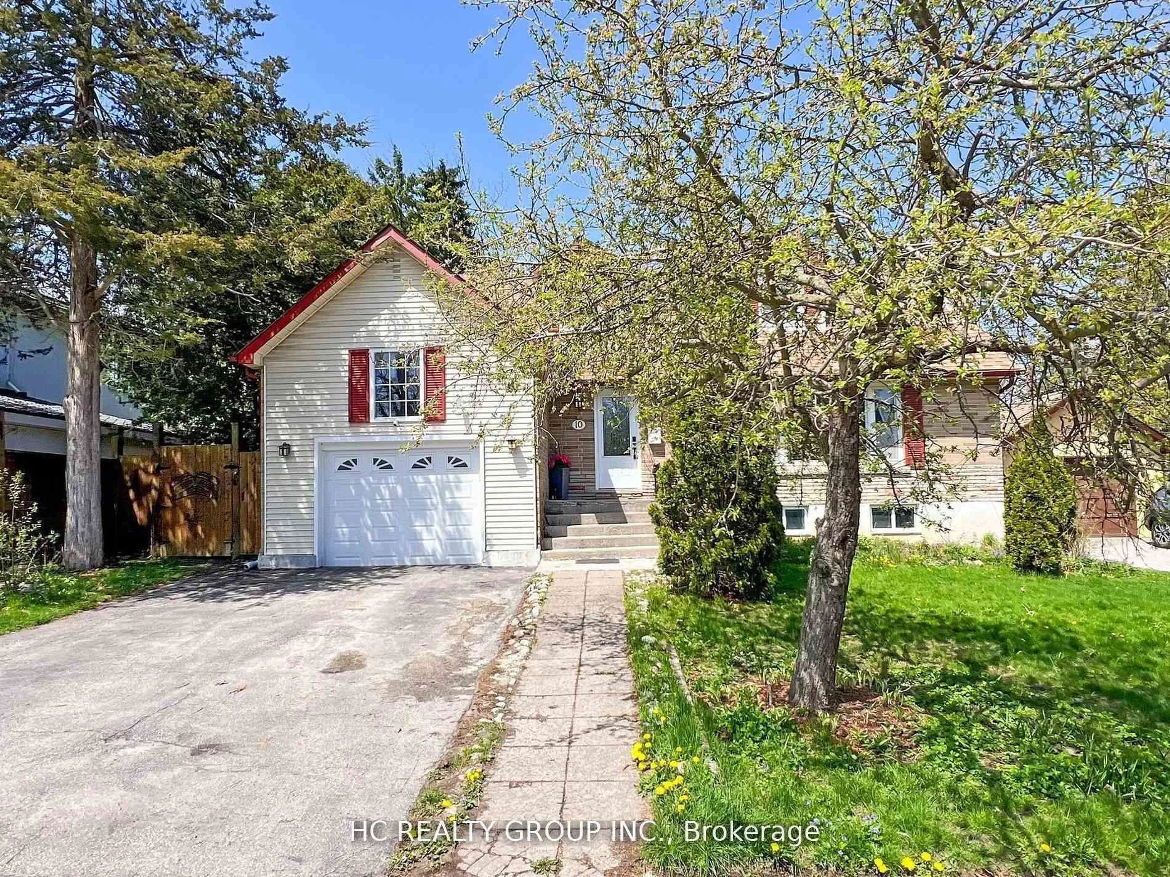 A pic from outside/outdoor area/front of a property/back of a property/a pic from drone, street for 10 NORTH St, Barrie Ontario L4M 2R9