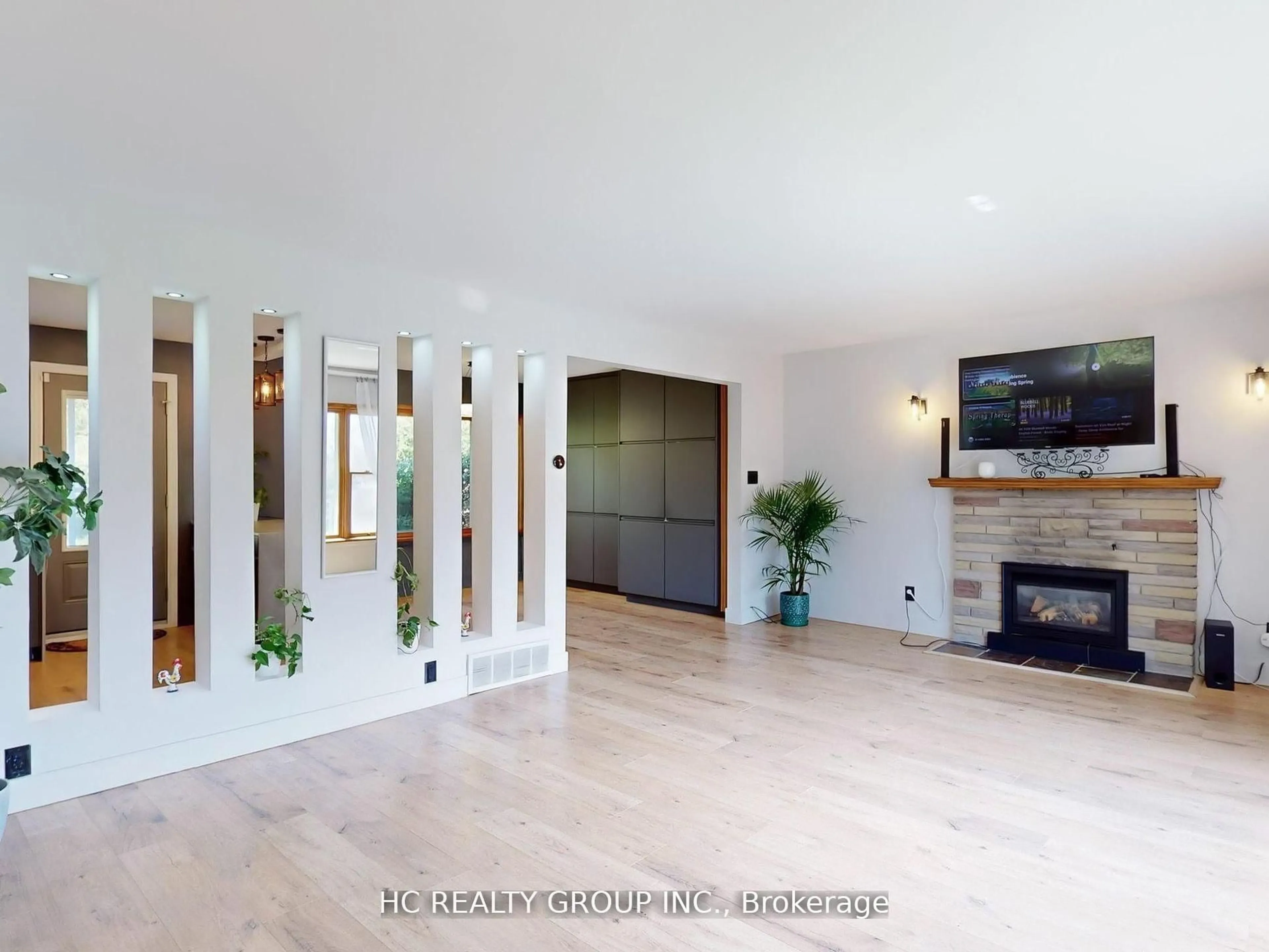 Indoor entryway for 10 NORTH St, Barrie Ontario L4M 2R9