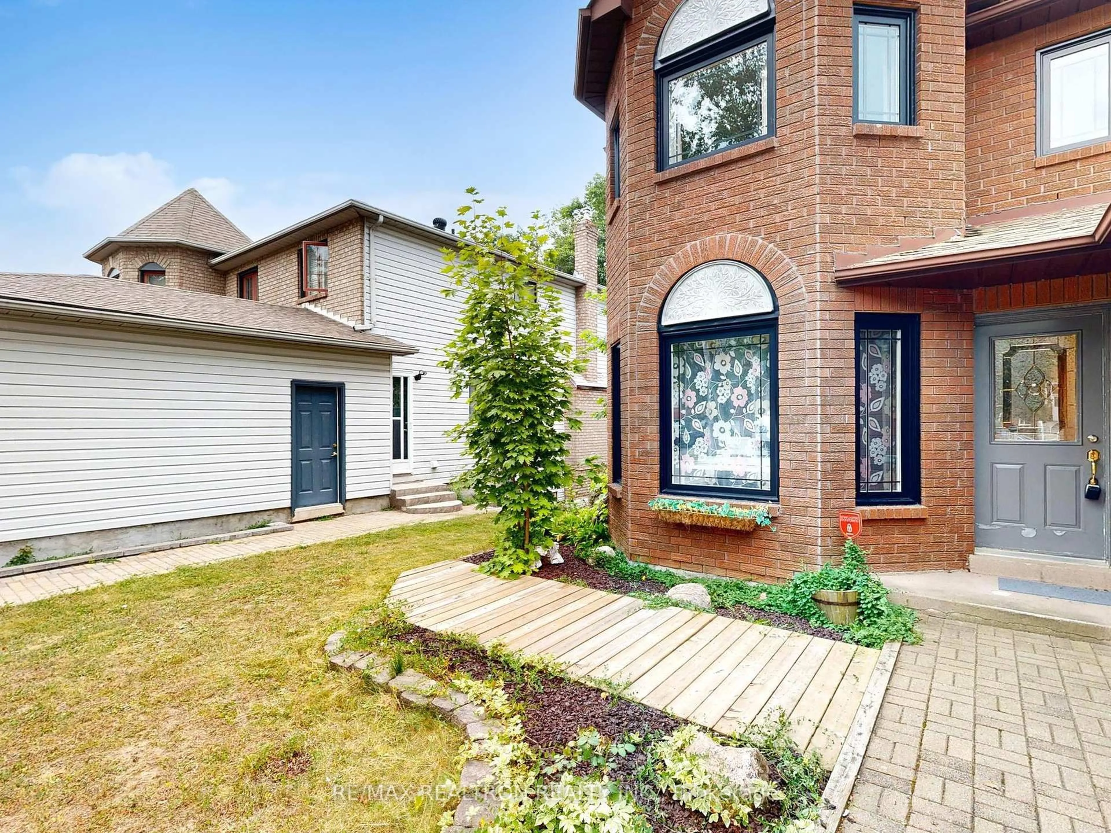Home with brick exterior material, street for 27 Moore Pl, Barrie Ontario L4N 6N8