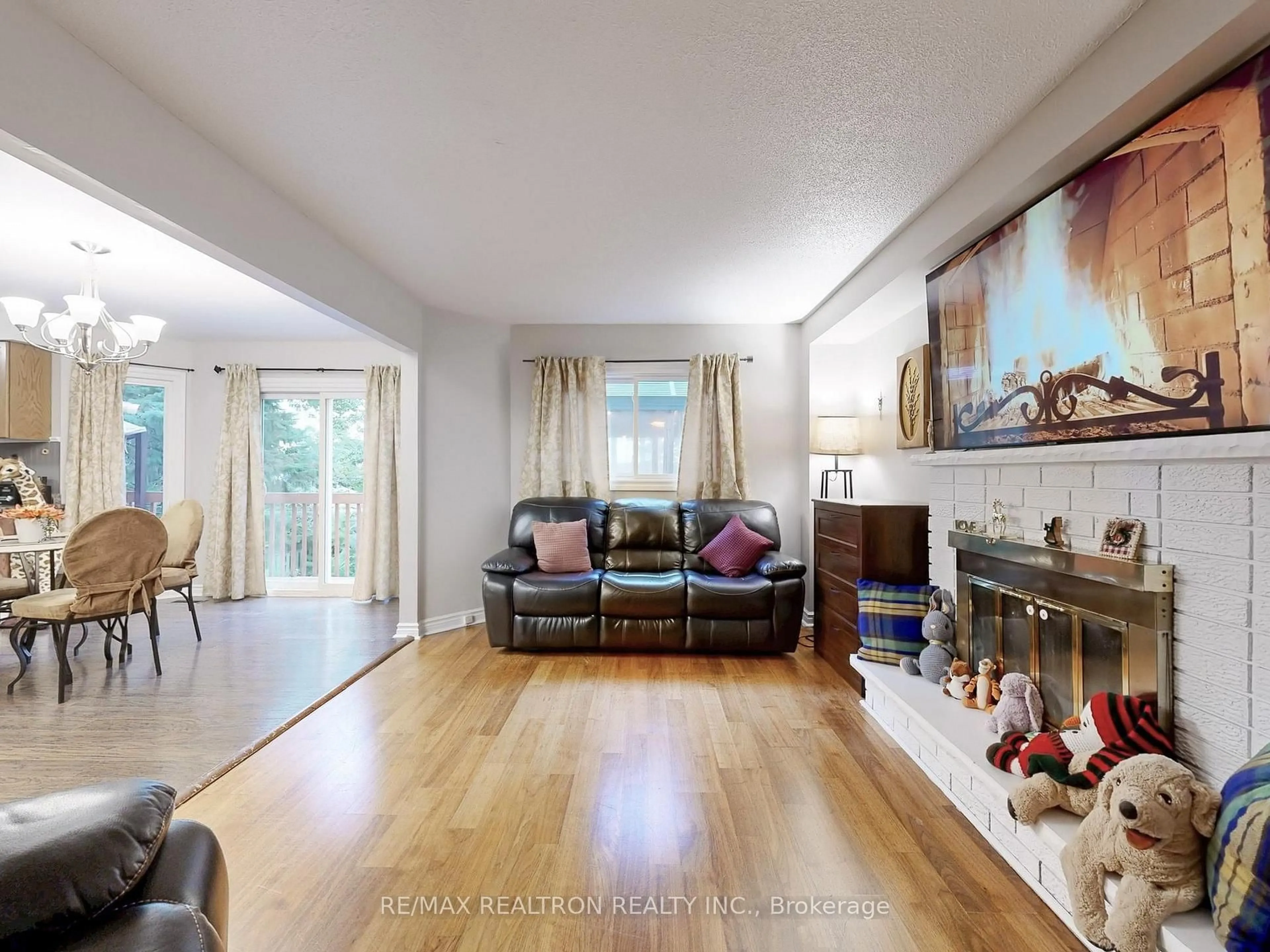 Living room with furniture, unknown for 27 Moore Pl, Barrie Ontario L4N 6N8