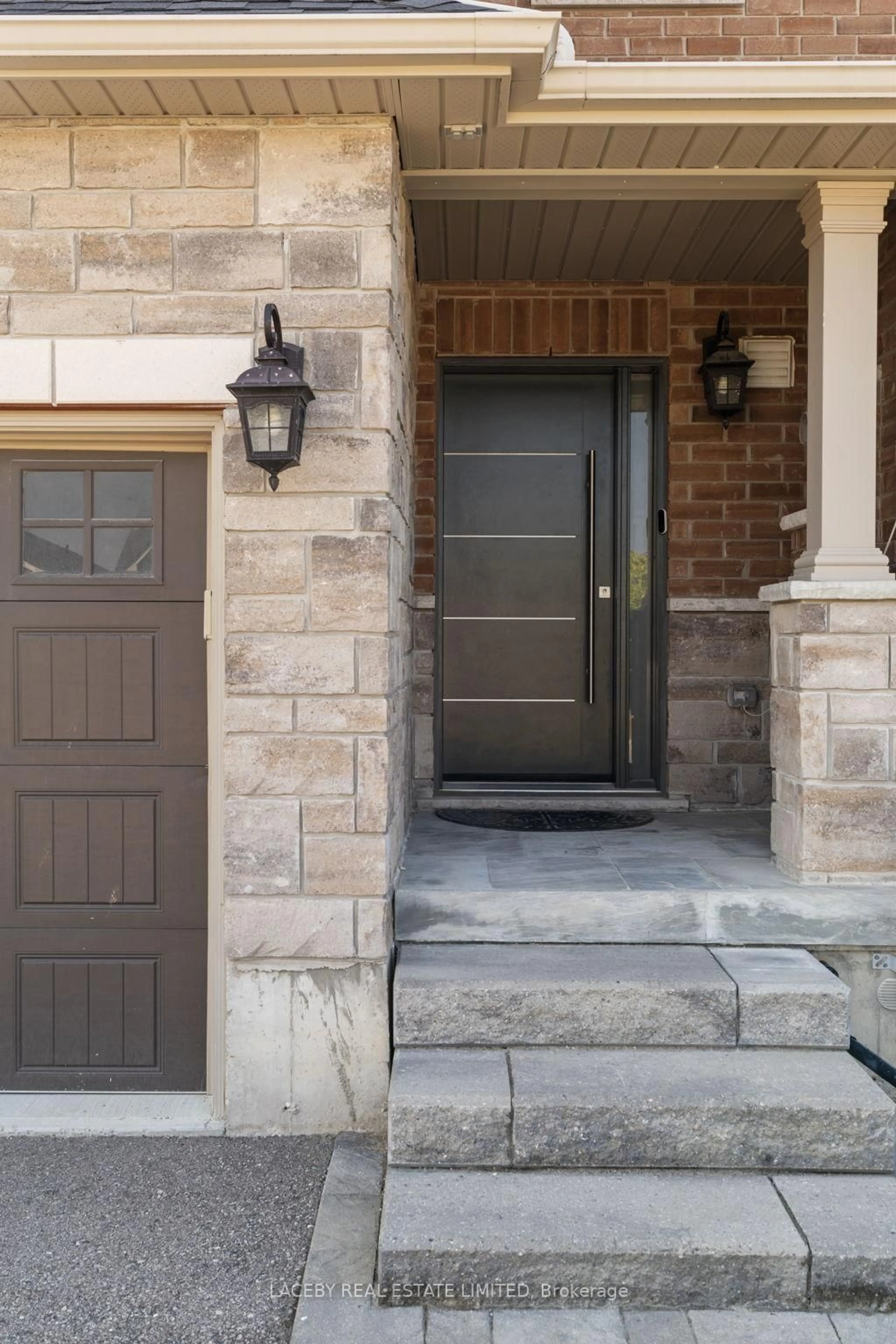 Indoor entryway for 57 Nathan Cres, Barrie Ontario L4N 0S5