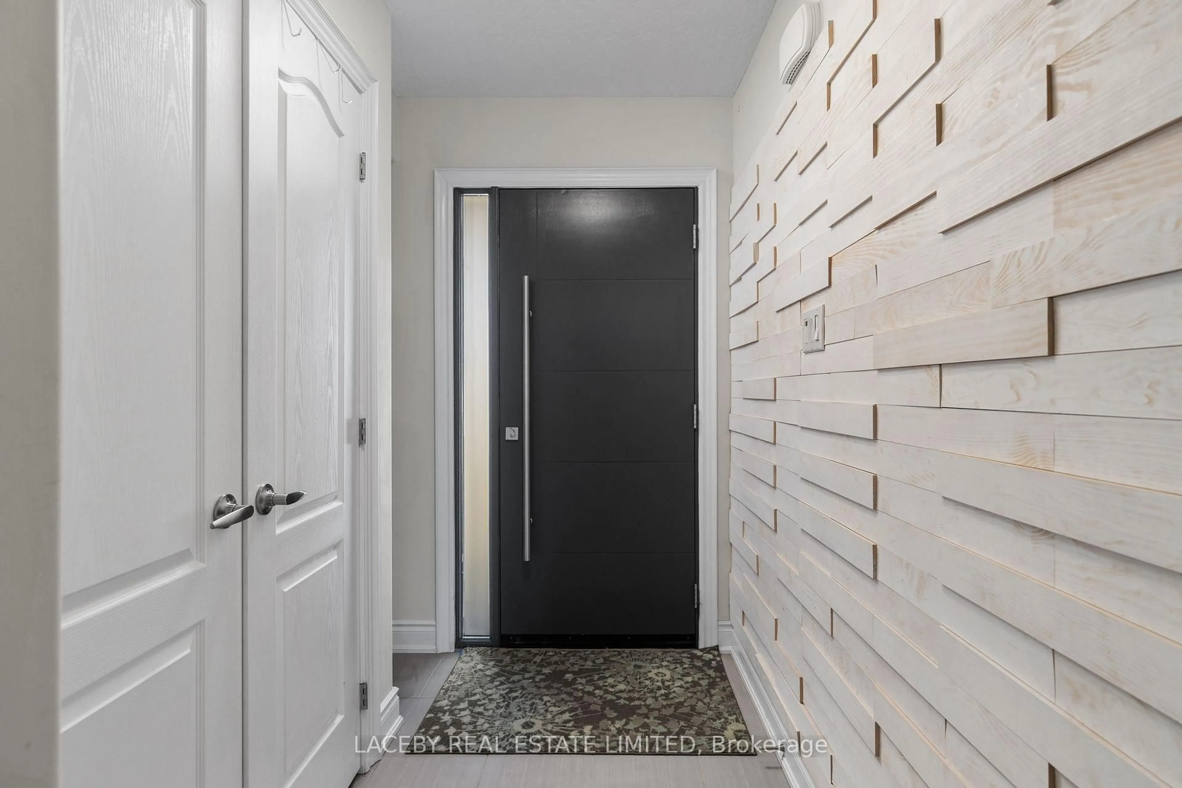 Indoor entryway for 57 Nathan Cres, Barrie Ontario L4N 0S5
