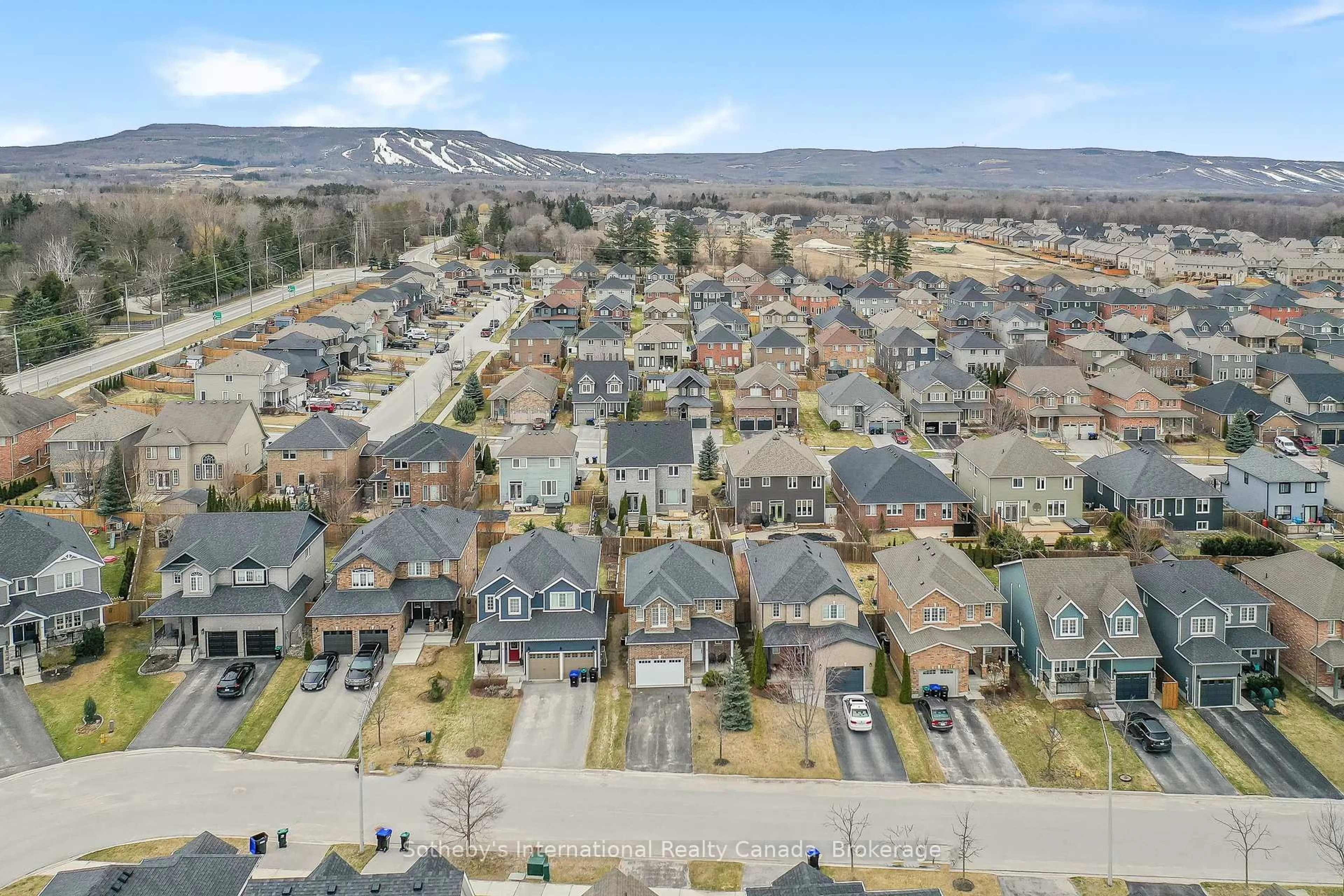 A pic from outside/outdoor area/front of a property/back of a property/a pic from drone, mountain view for 75 Garbutt Cres, Collingwood Ontario L9Y 0H7