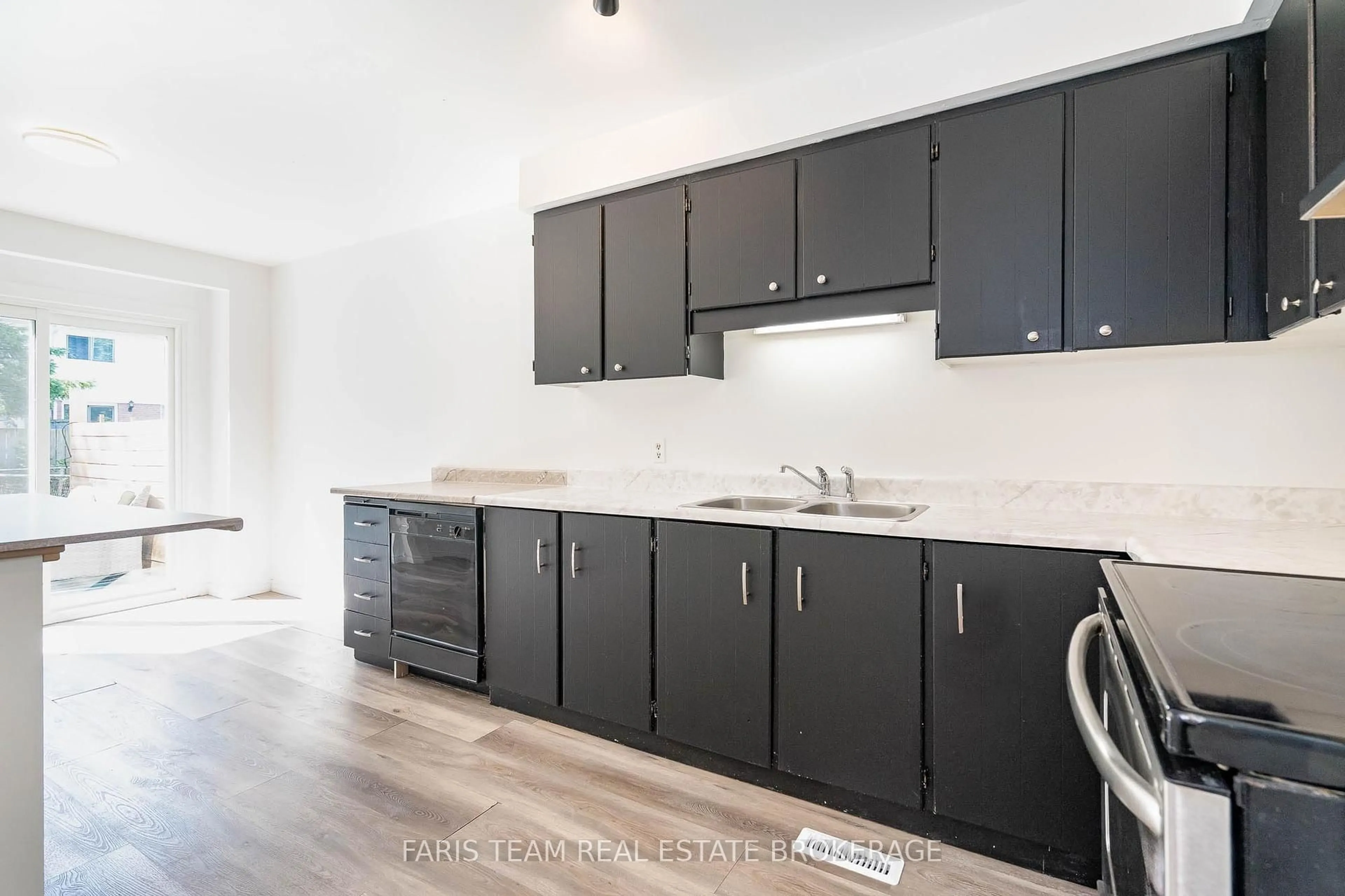 Standard kitchen, unknown for 52 Barrett Cres, Barrie Ontario L4N 5C8