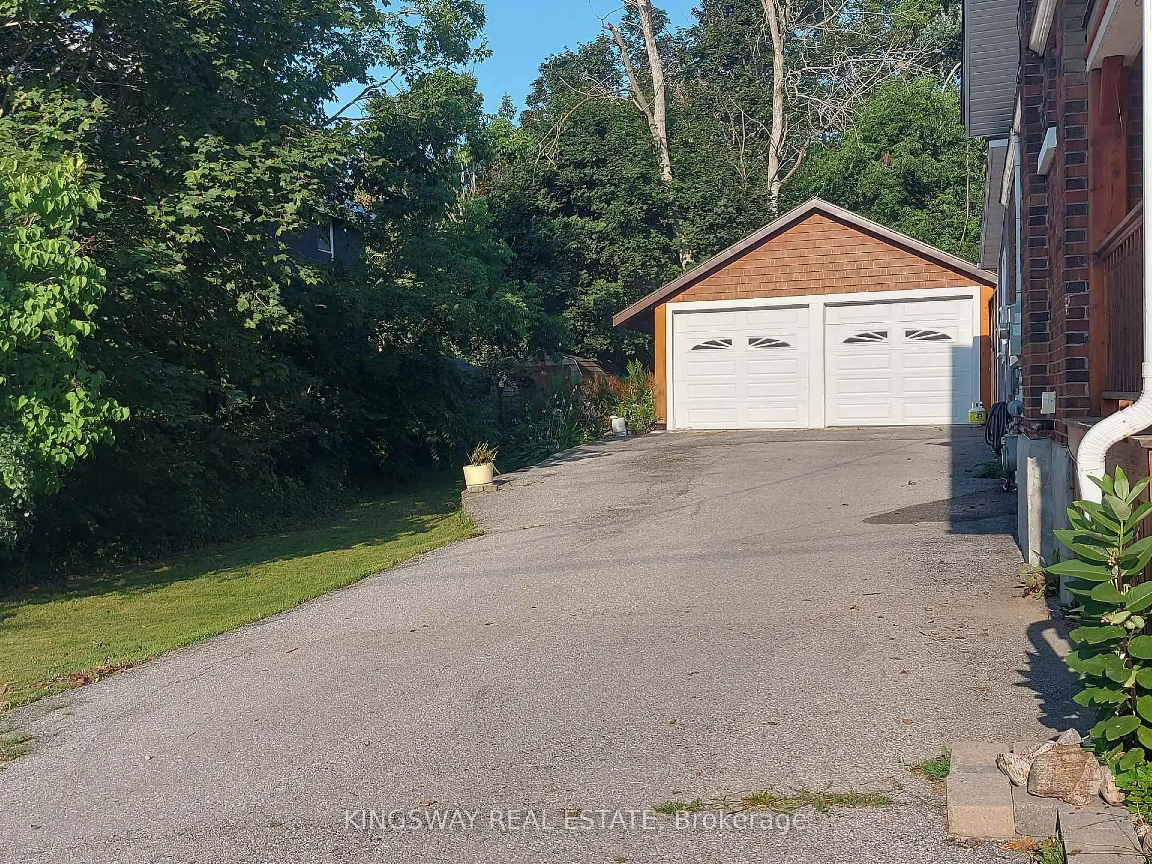 A pic from outside/outdoor area/front of a property/back of a property/a pic from drone, street for 79 Patrick St, Orillia Ontario L3V 5L3