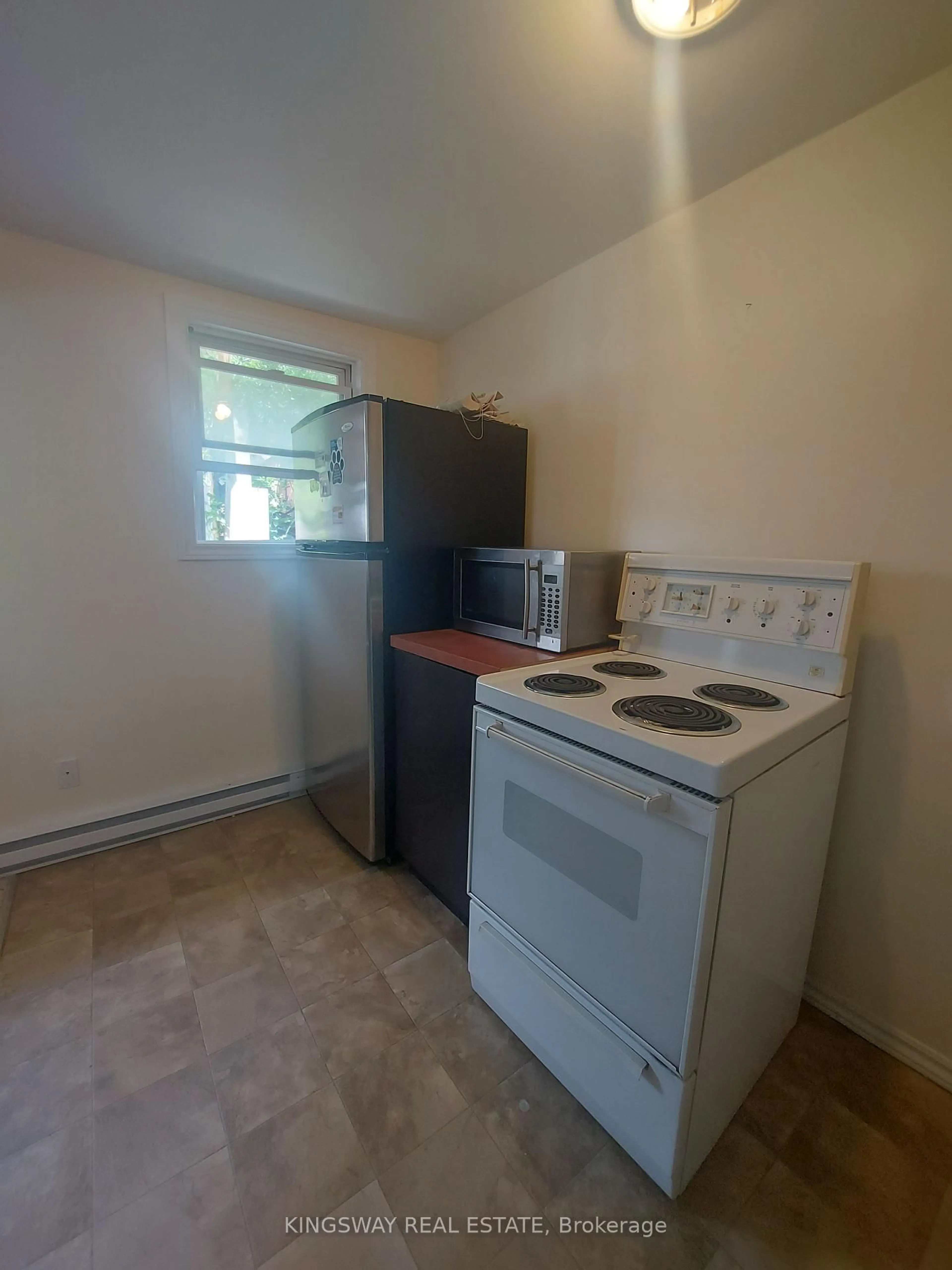 Standard kitchen, unknown for 79 Patrick St, Orillia Ontario L3V 5L3