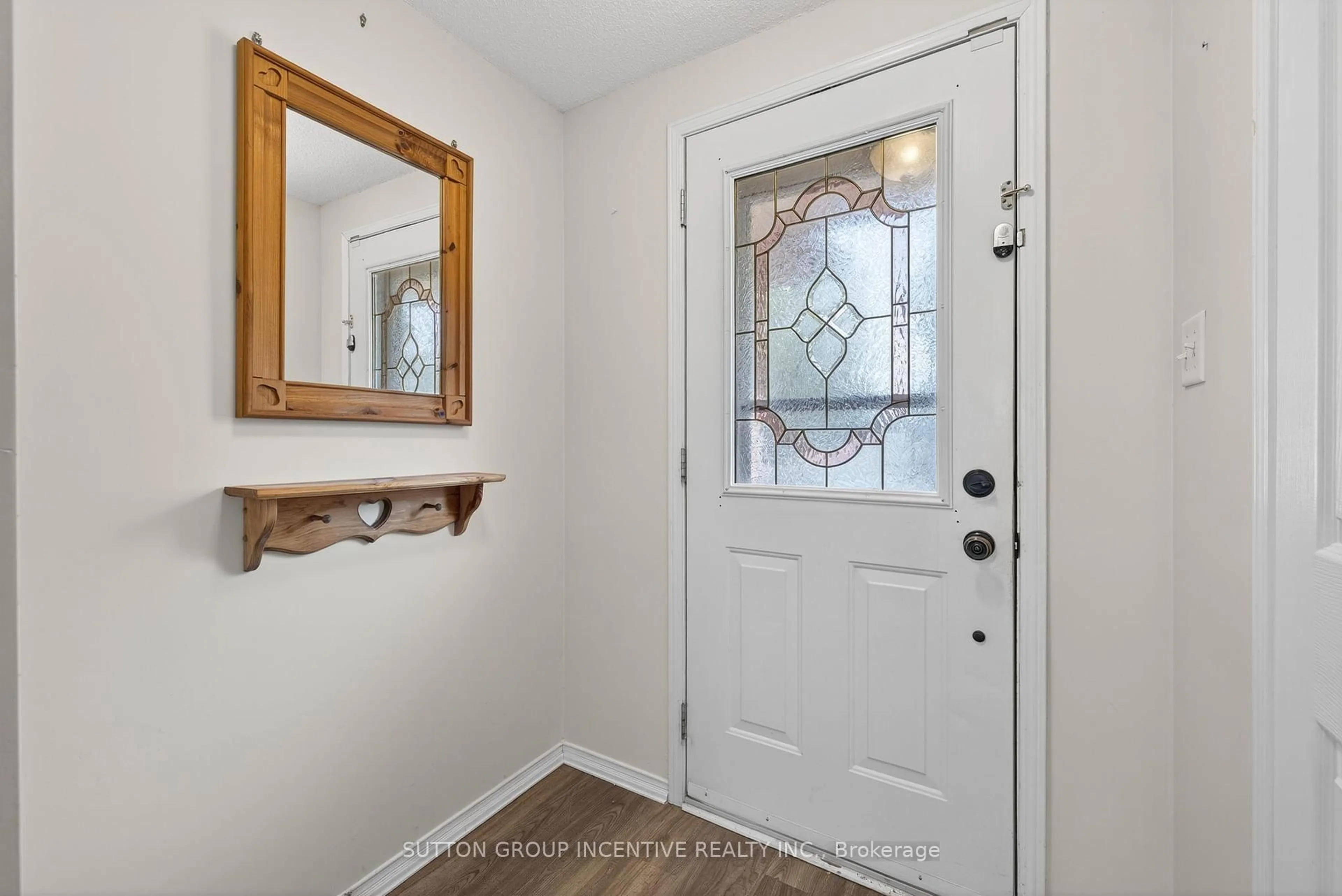 Indoor entryway for 189 Nathan Cres, Barrie Ontario L4N 0S4