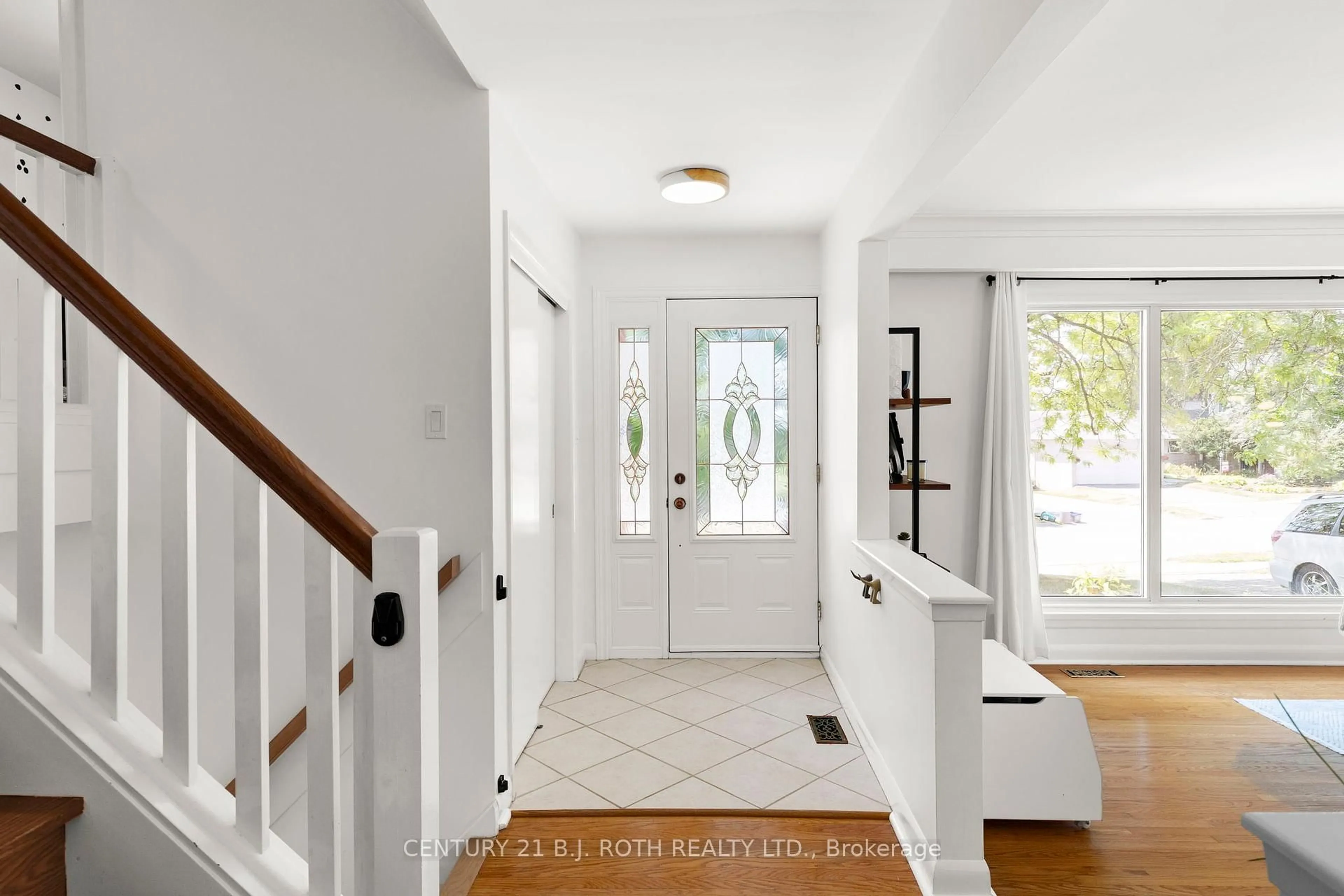Indoor entryway for 410 CODRINGTON St, Barrie Ontario L4M 1T3
