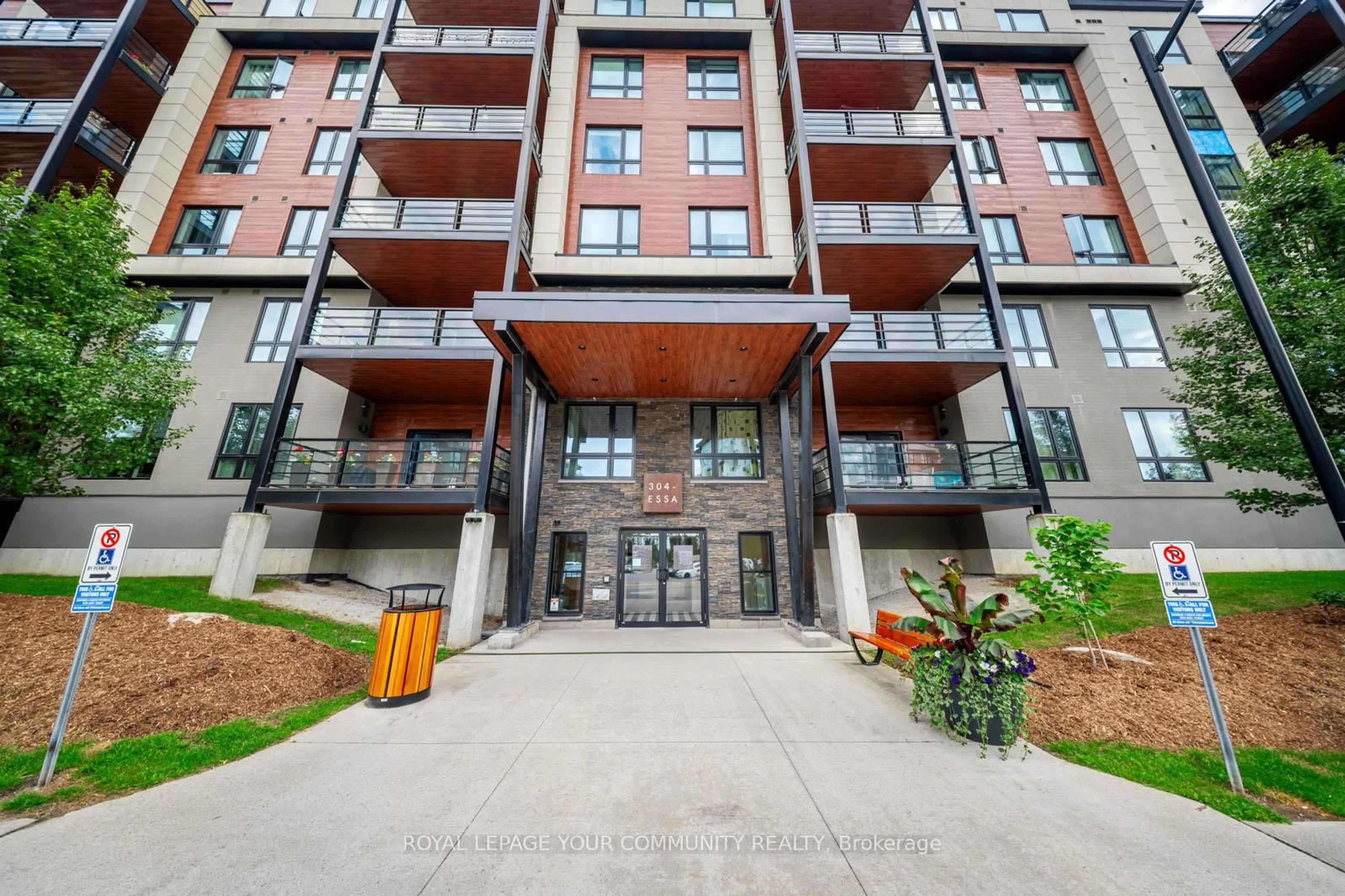 Indoor foyer for 304 Essa Rd #113, Barrie Ontario L9J 0H4