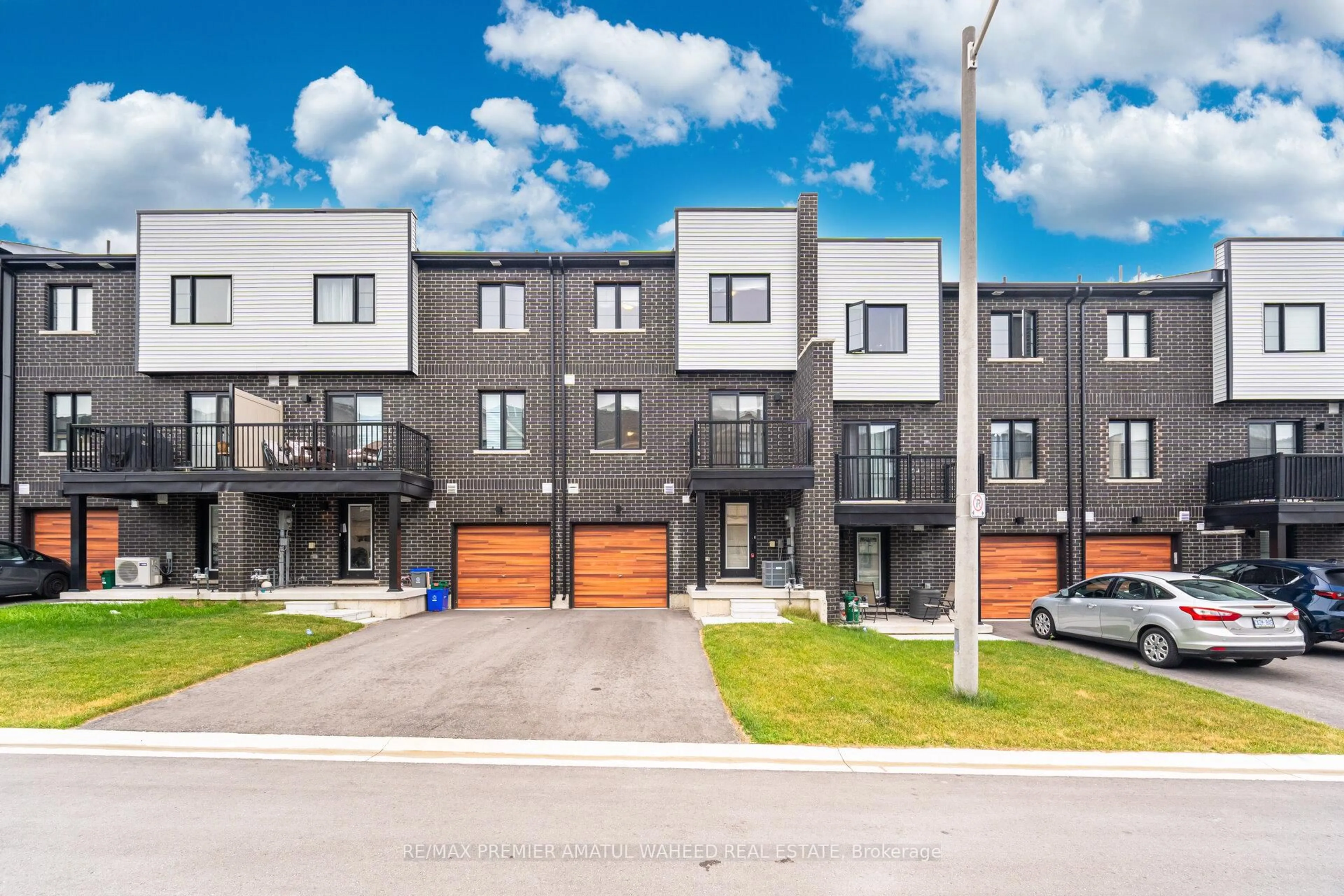 A pic from outside/outdoor area/front of a property/back of a property/a pic from drone, street for 23 Silo Mews, Barrie Ontario L9J 0C2