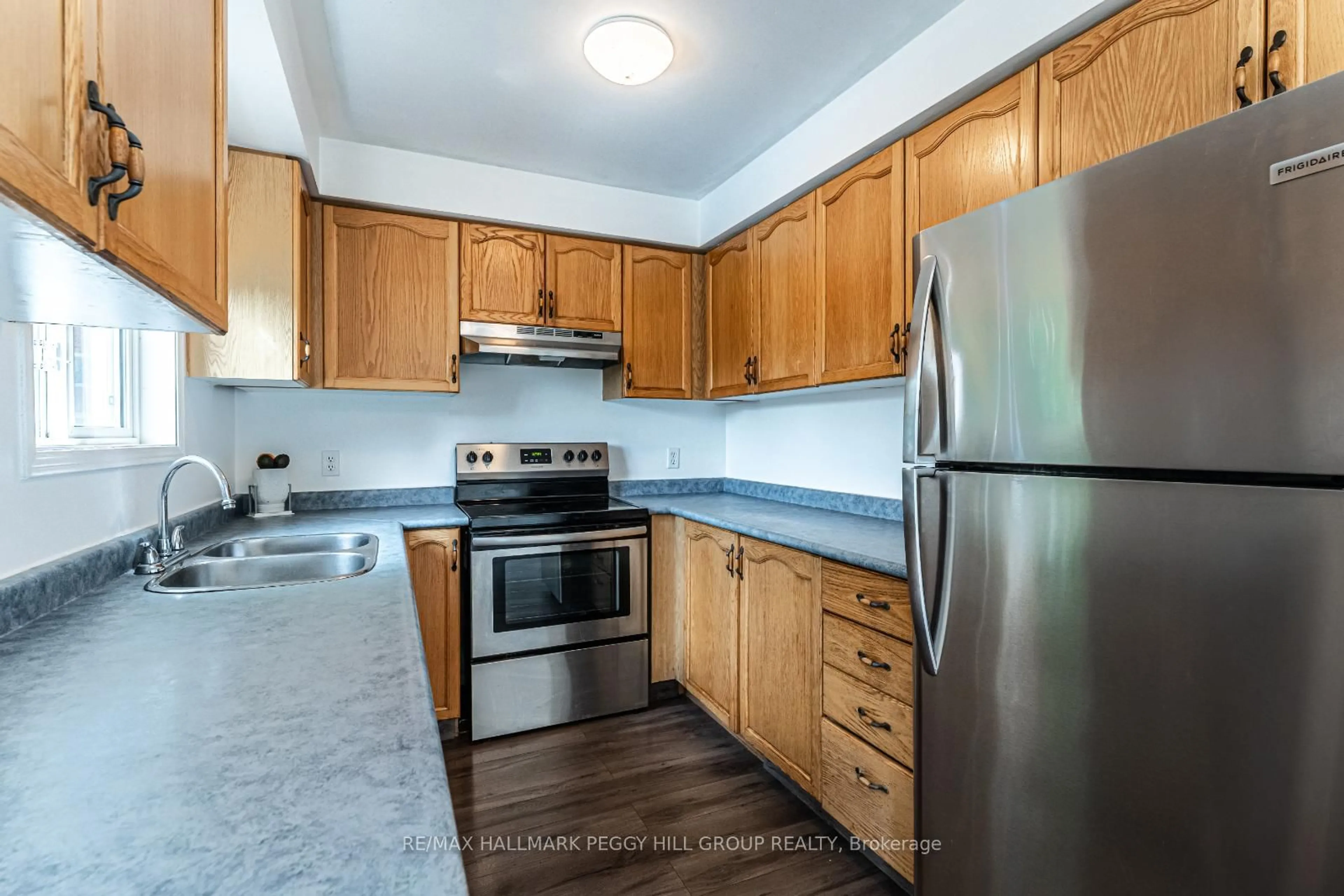 Standard kitchen, unknown for 13 Golds Cres, Barrie Ontario L4N 8R5
