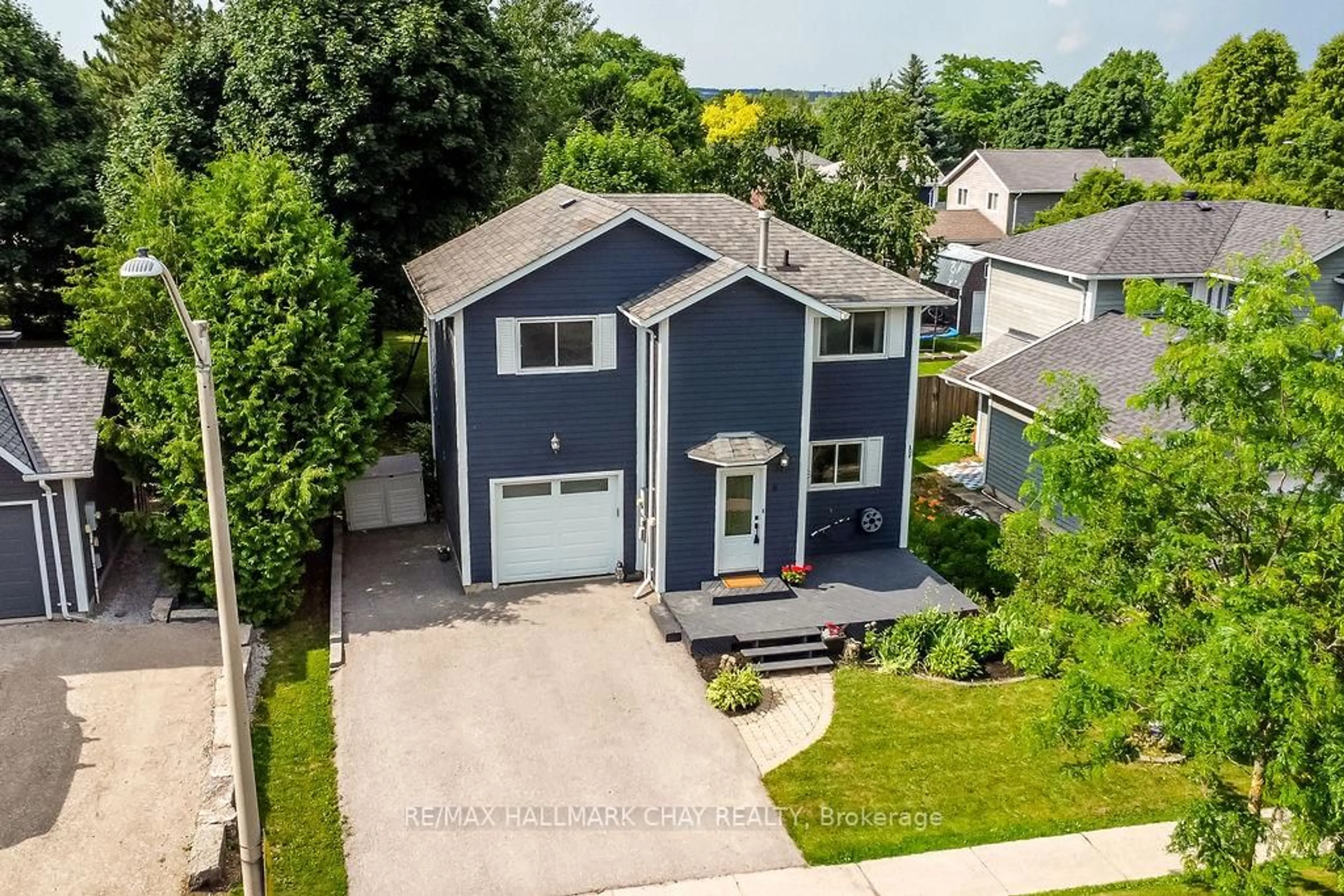 A pic from outside/outdoor area/front of a property/back of a property/a pic from drone, street for 6 James St, Barrie Ontario L4N 6M4