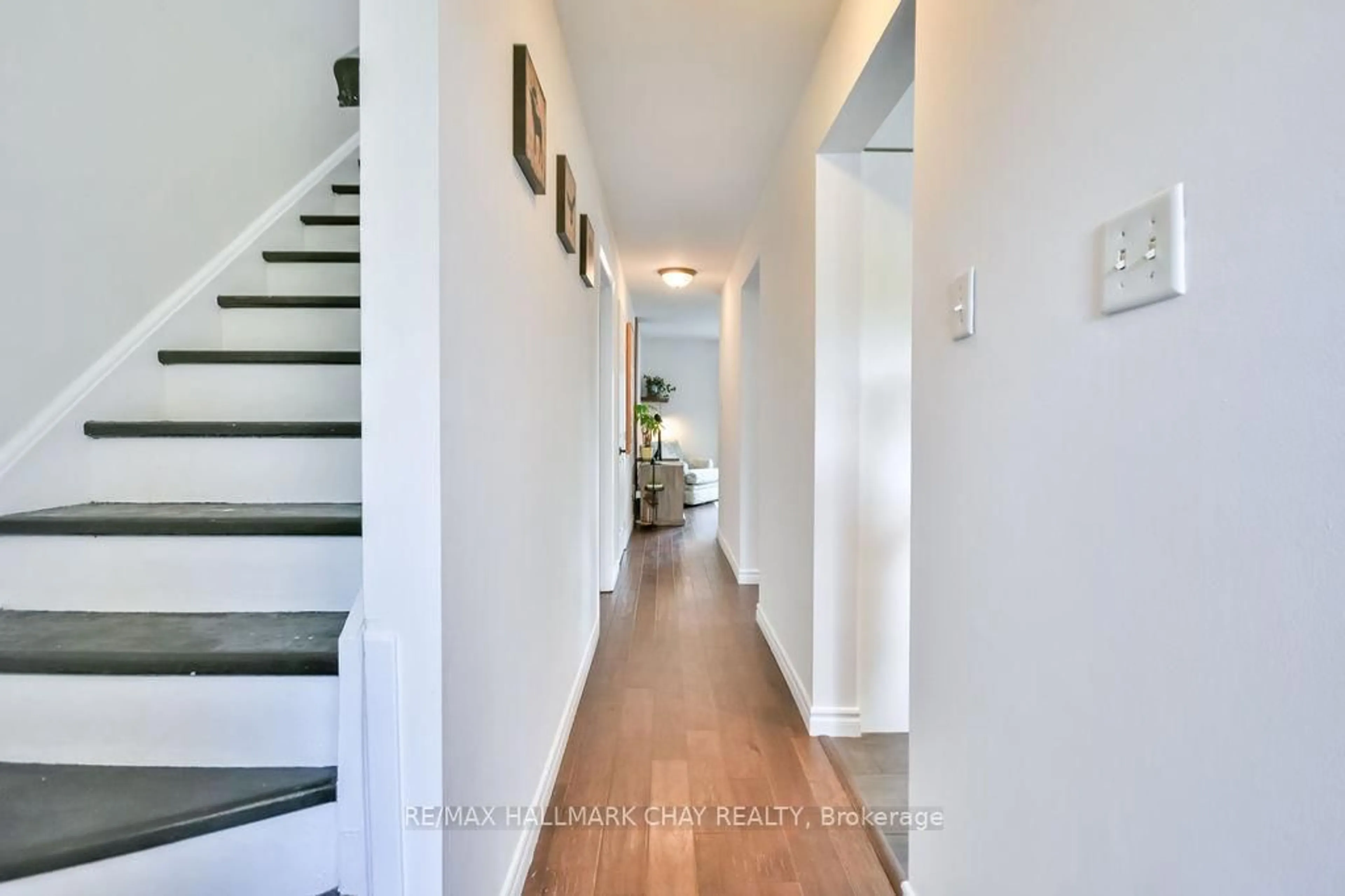 Indoor entryway for 6 James St, Barrie Ontario L4N 6M4