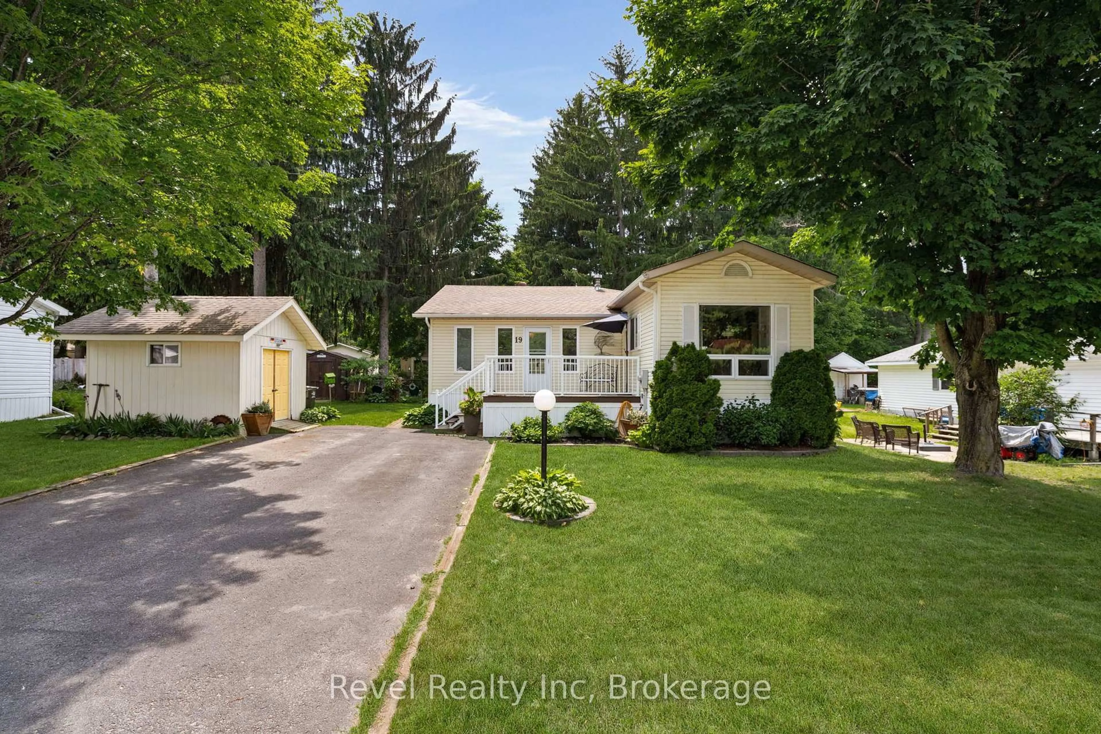 A pic from outside/outdoor area/front of a property/back of a property/a pic from drone, street for 5411 Elliott Sdrd #19, Tay Ontario L4R 4K3