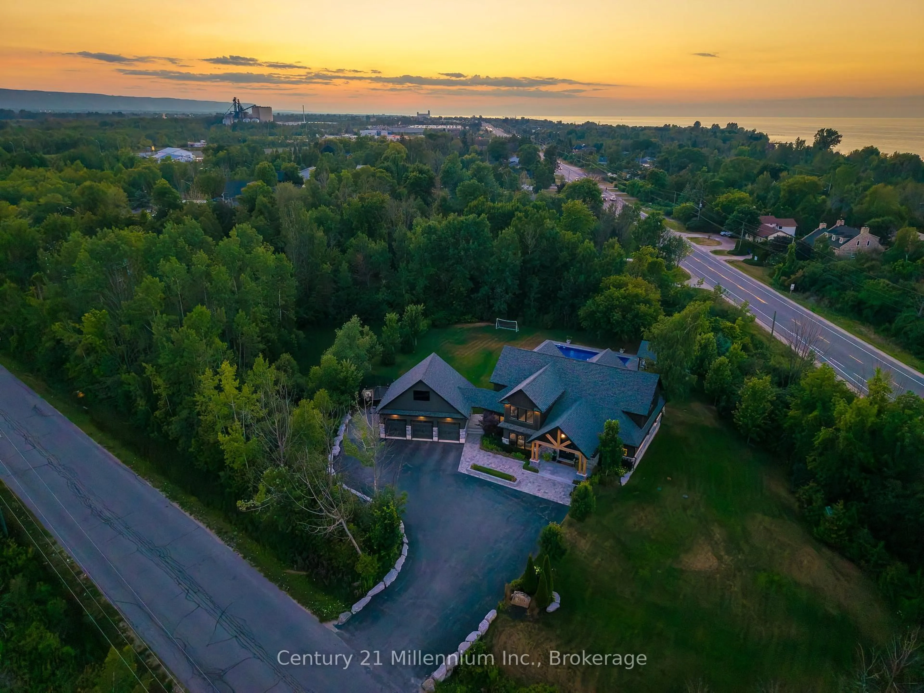 A pic from outside/outdoor area/front of a property/back of a property/a pic from drone, water/lake/river/ocean view for 6920 Poplar Sdrd, Collingwood Ontario L9Y 0X2