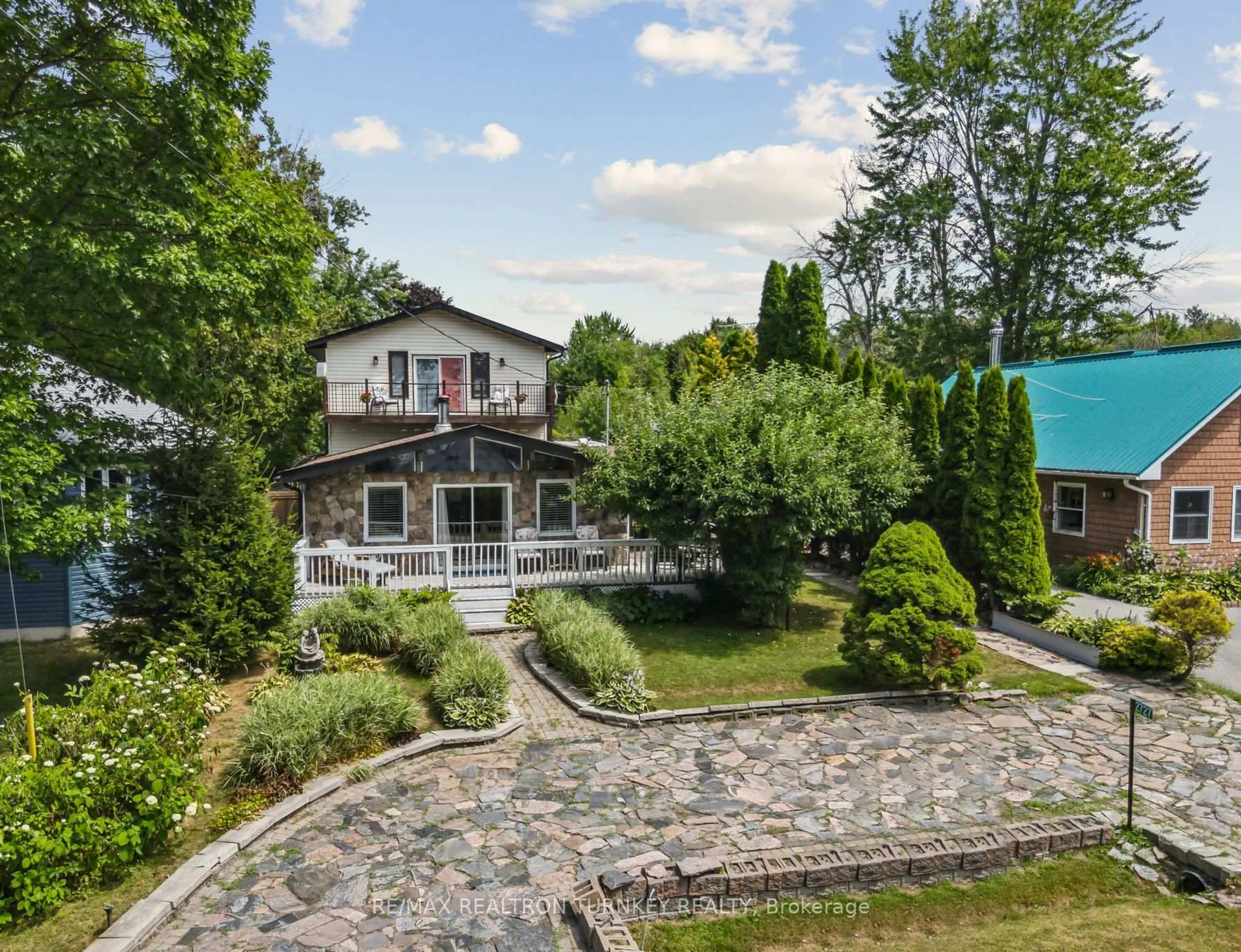 A pic from outside/outdoor area/front of a property/back of a property/a pic from drone, street for 2727 Lone Birch Tr, Ramara Ontario L0K 1B0