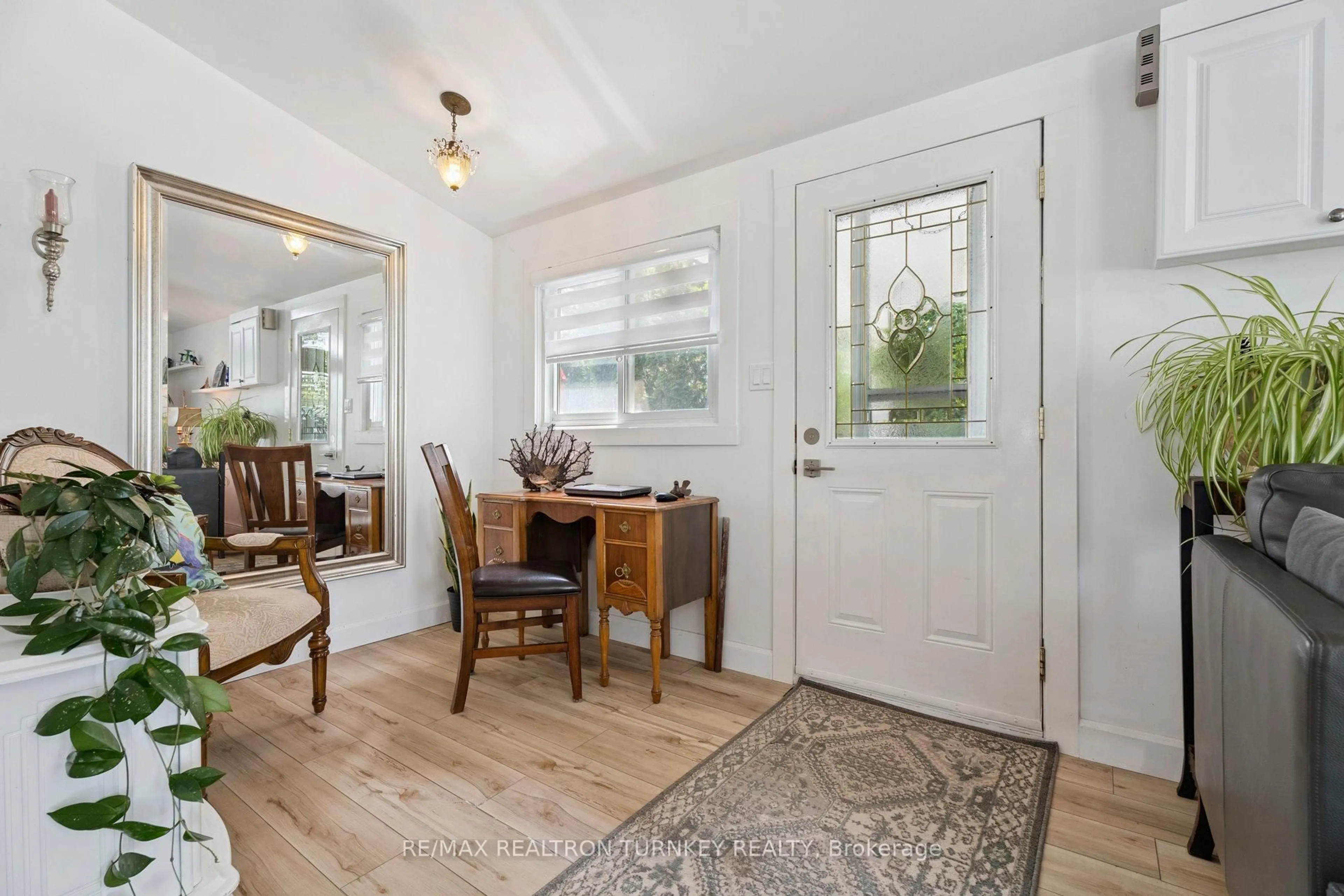 Indoor entryway for 2727 Lone Birch Tr, Ramara Ontario L0K 1B0
