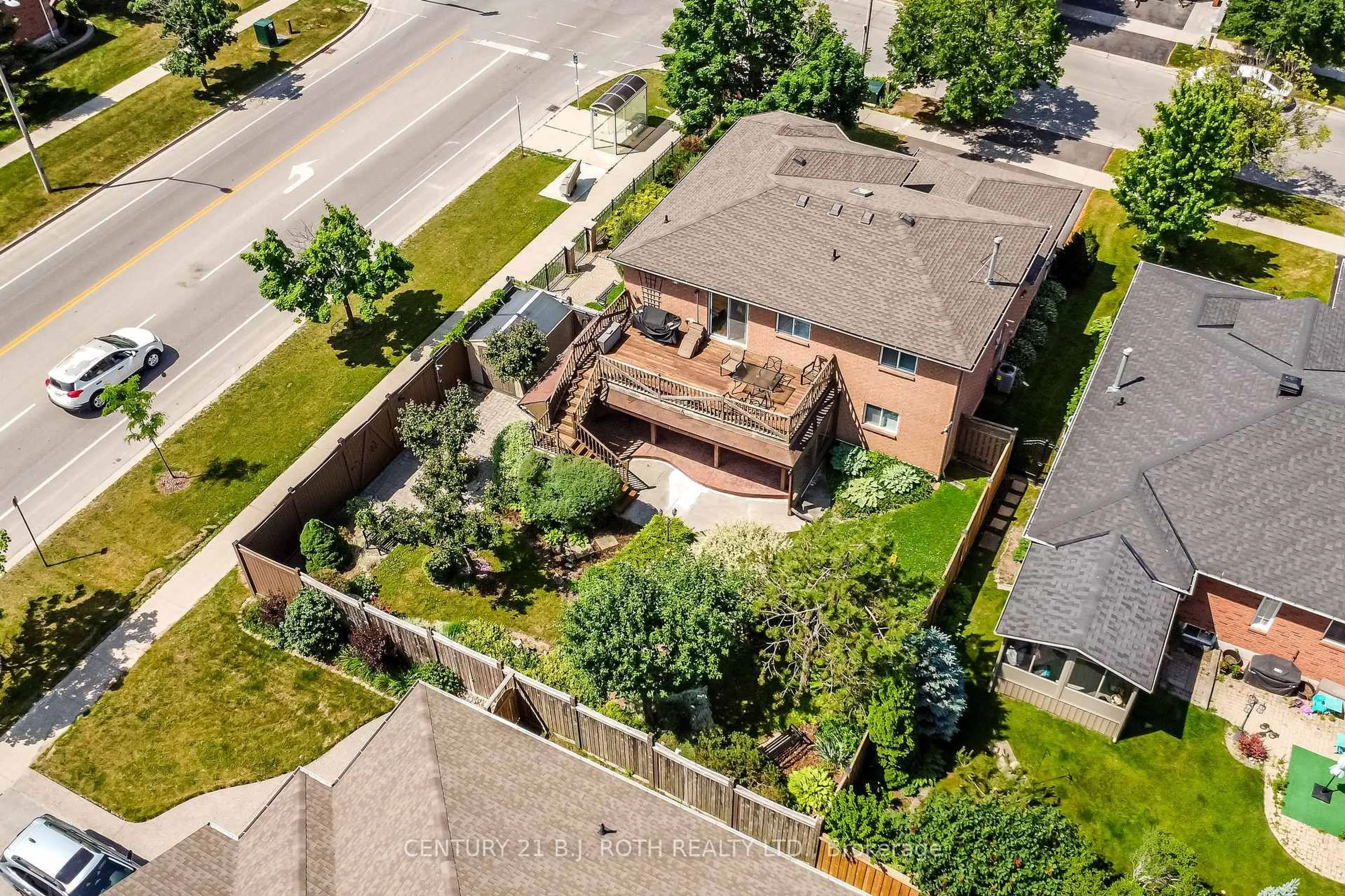 A pic from outside/outdoor area/front of a property/back of a property/a pic from drone, street for 127 Golden Meadow Rd, Barrie Ontario L4N 8K2