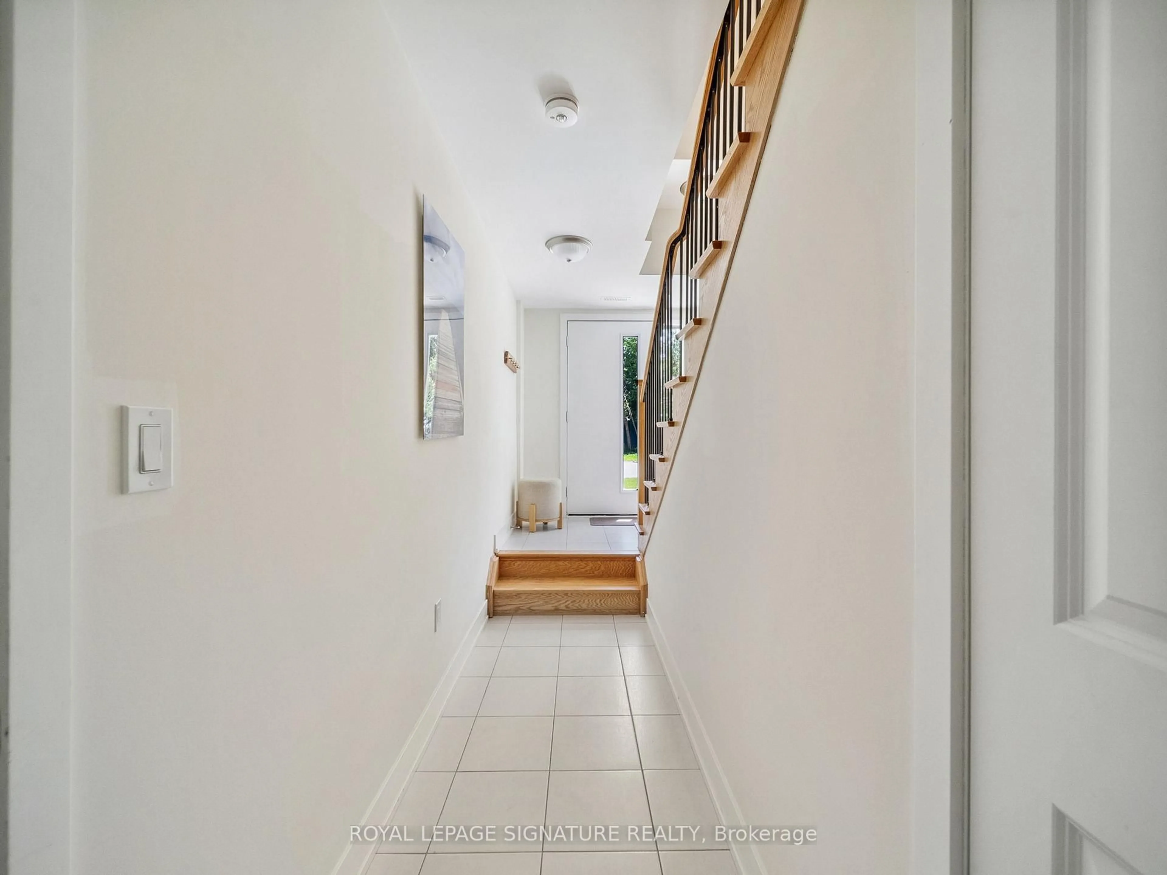 Indoor foyer for 18 Bru-Lor Lane, Orillia Ontario L3V 8P4