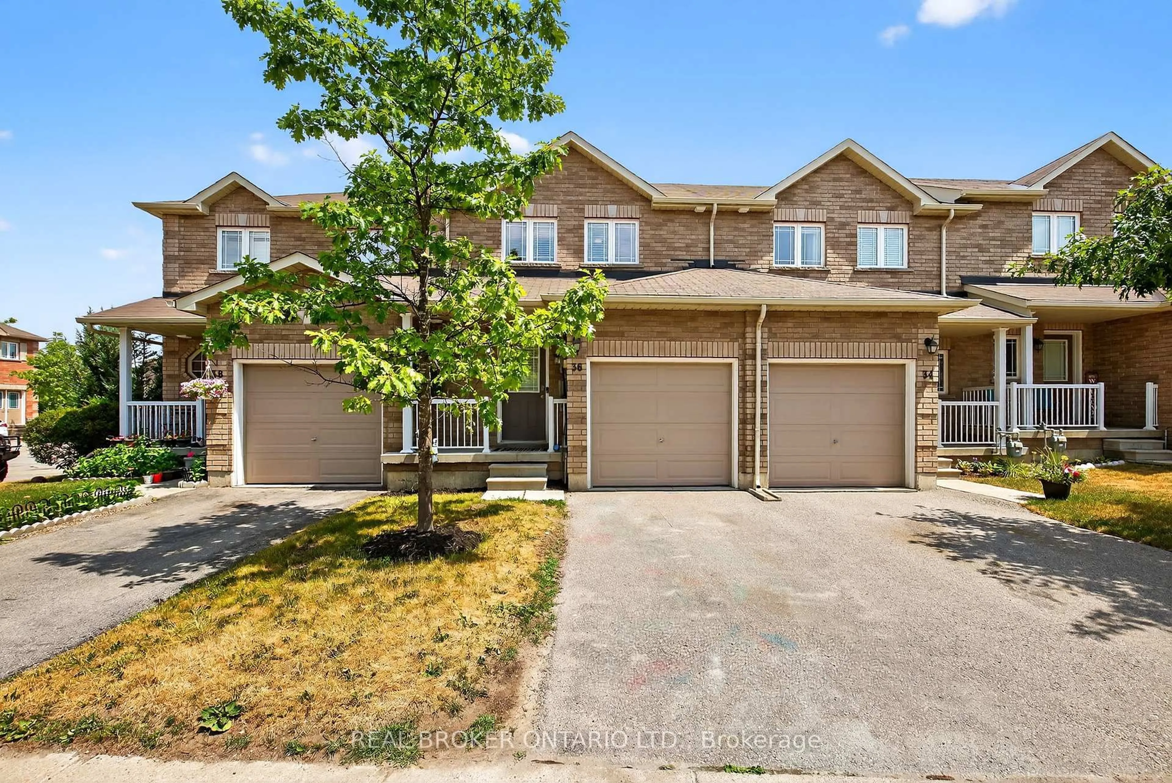 A pic from outside/outdoor area/front of a property/back of a property/a pic from drone, street for 36 Southwoods Cres, Barrie Ontario L4N 9P8