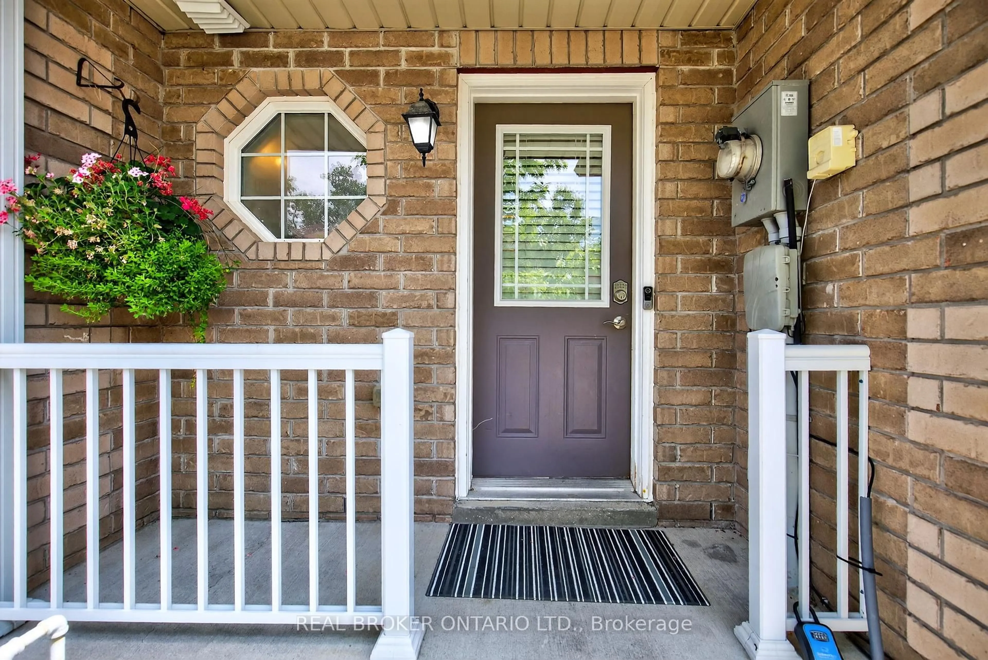 Indoor entryway for 36 Southwoods Cres, Barrie Ontario L4N 9P8