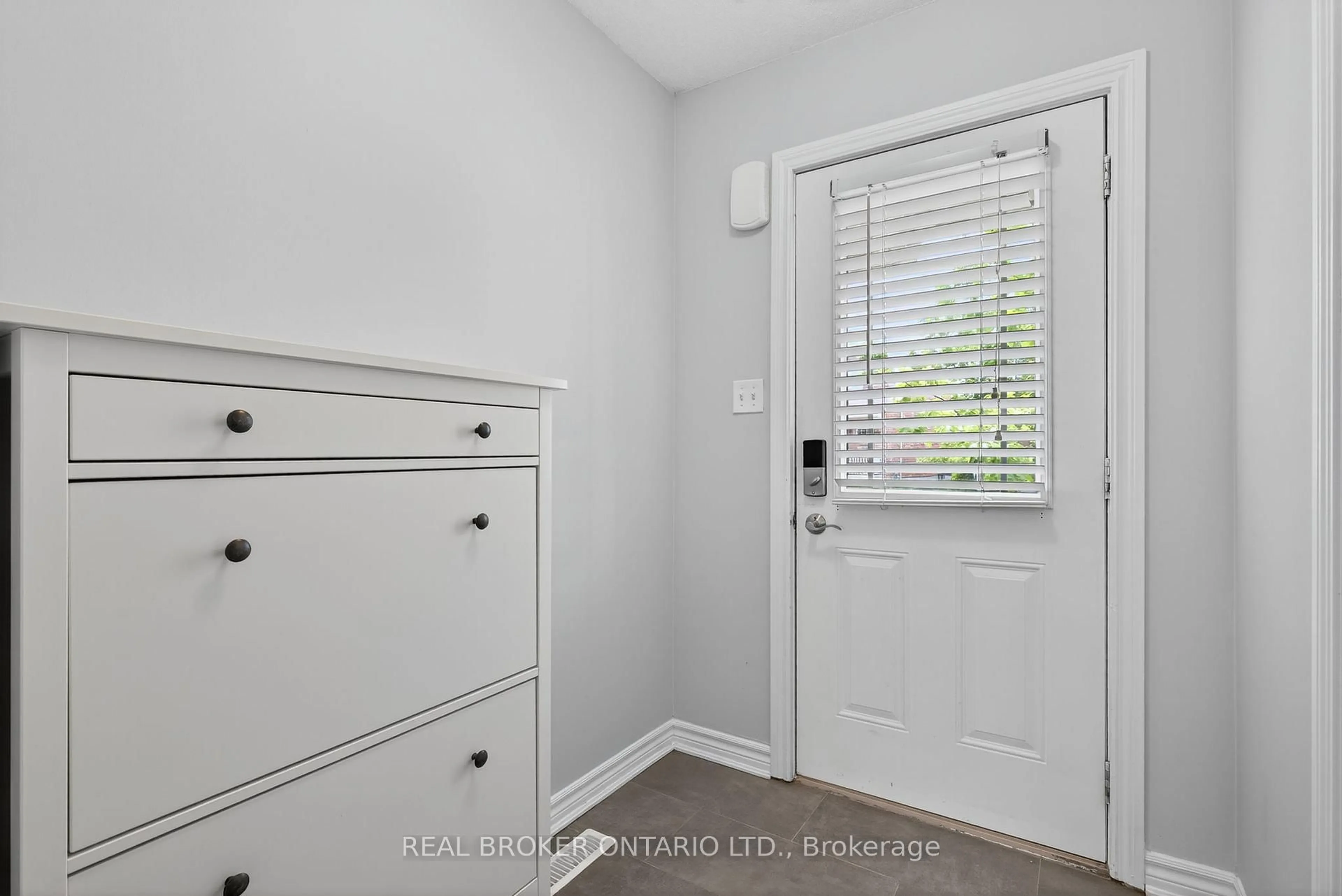 Indoor entryway for 36 Southwoods Cres, Barrie Ontario L4N 9P8