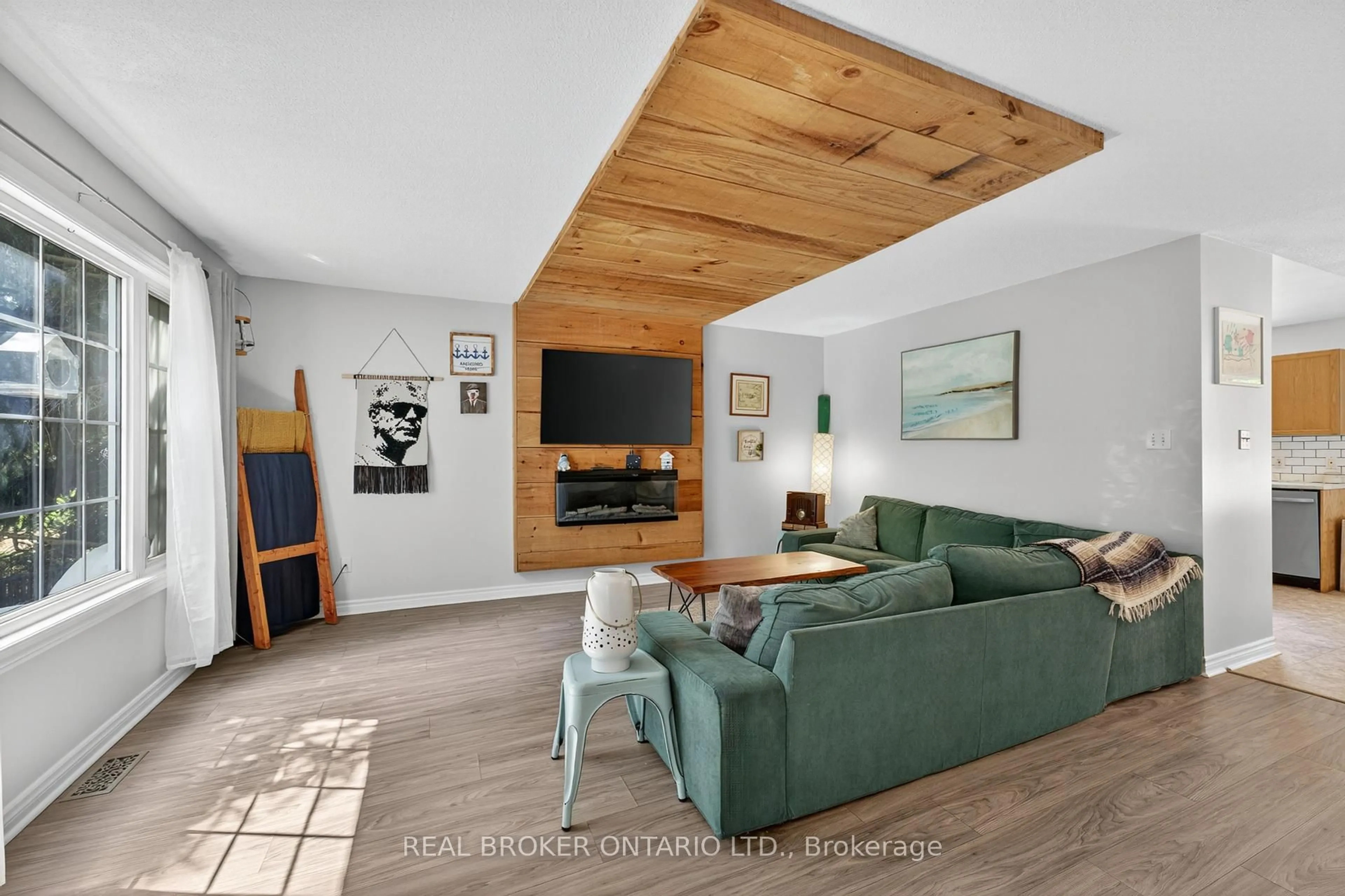 Living room with furniture, wood/laminate floor for 7935 Park Lane Cres, Ramara Ontario L0K 2B0