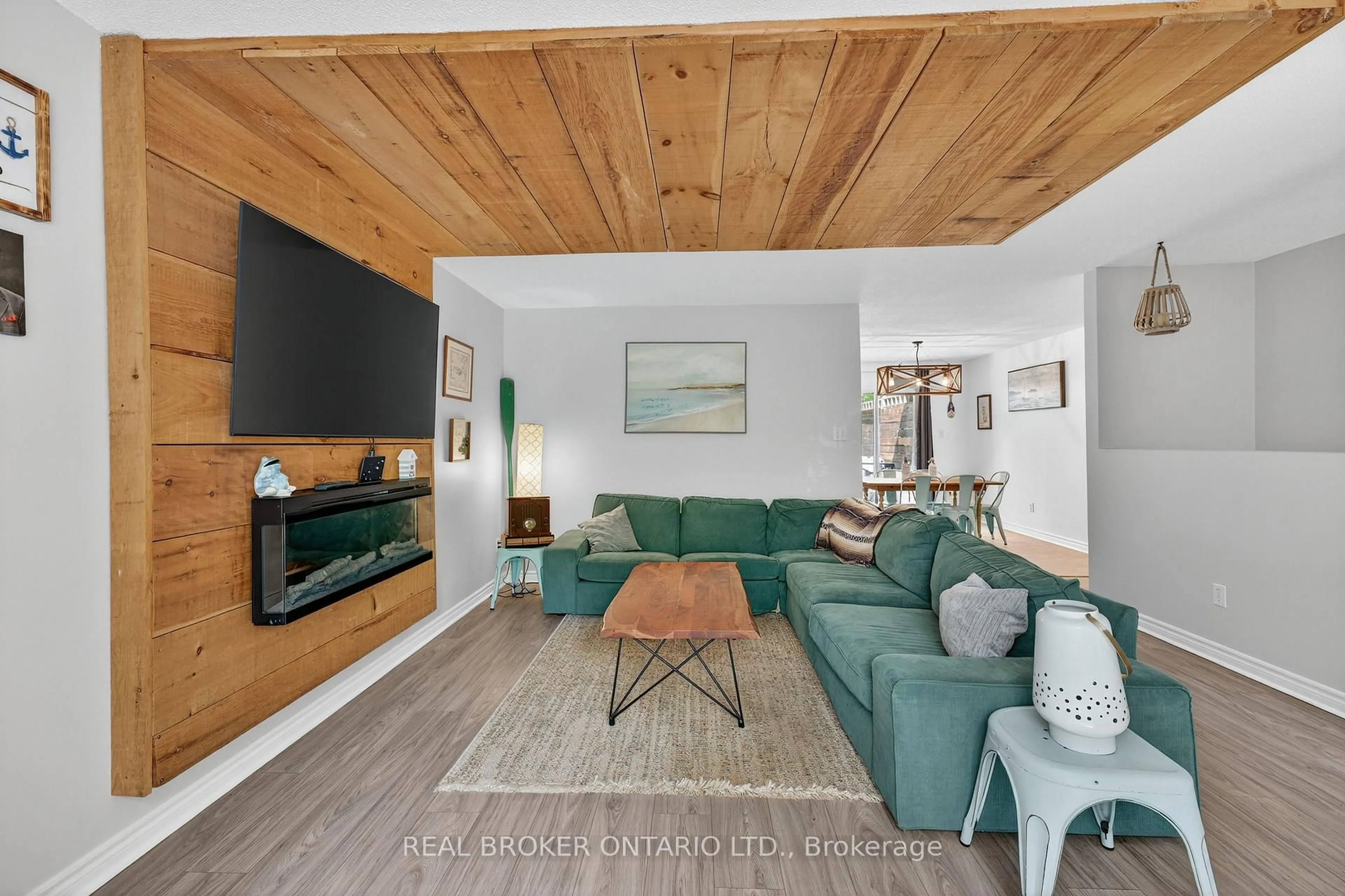 Living room with furniture, wood/laminate floor for 7935 Park Lane Cres, Ramara Ontario L0K 2B0