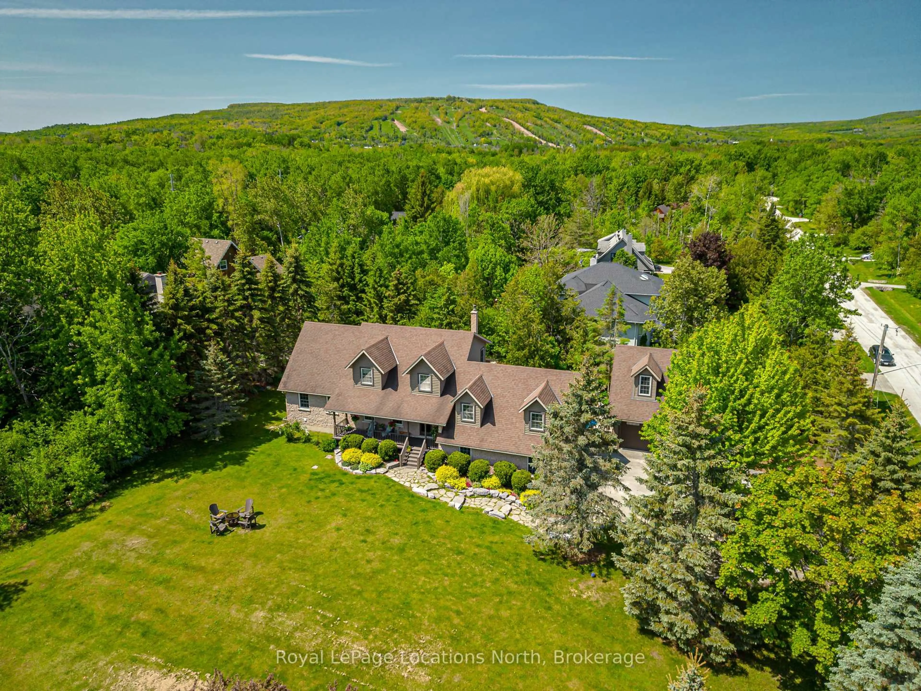 A pic from outside/outdoor area/front of a property/back of a property/a pic from drone, unknown for 13 Parkland Dr, Clearview Ontario L9Y 3Y9