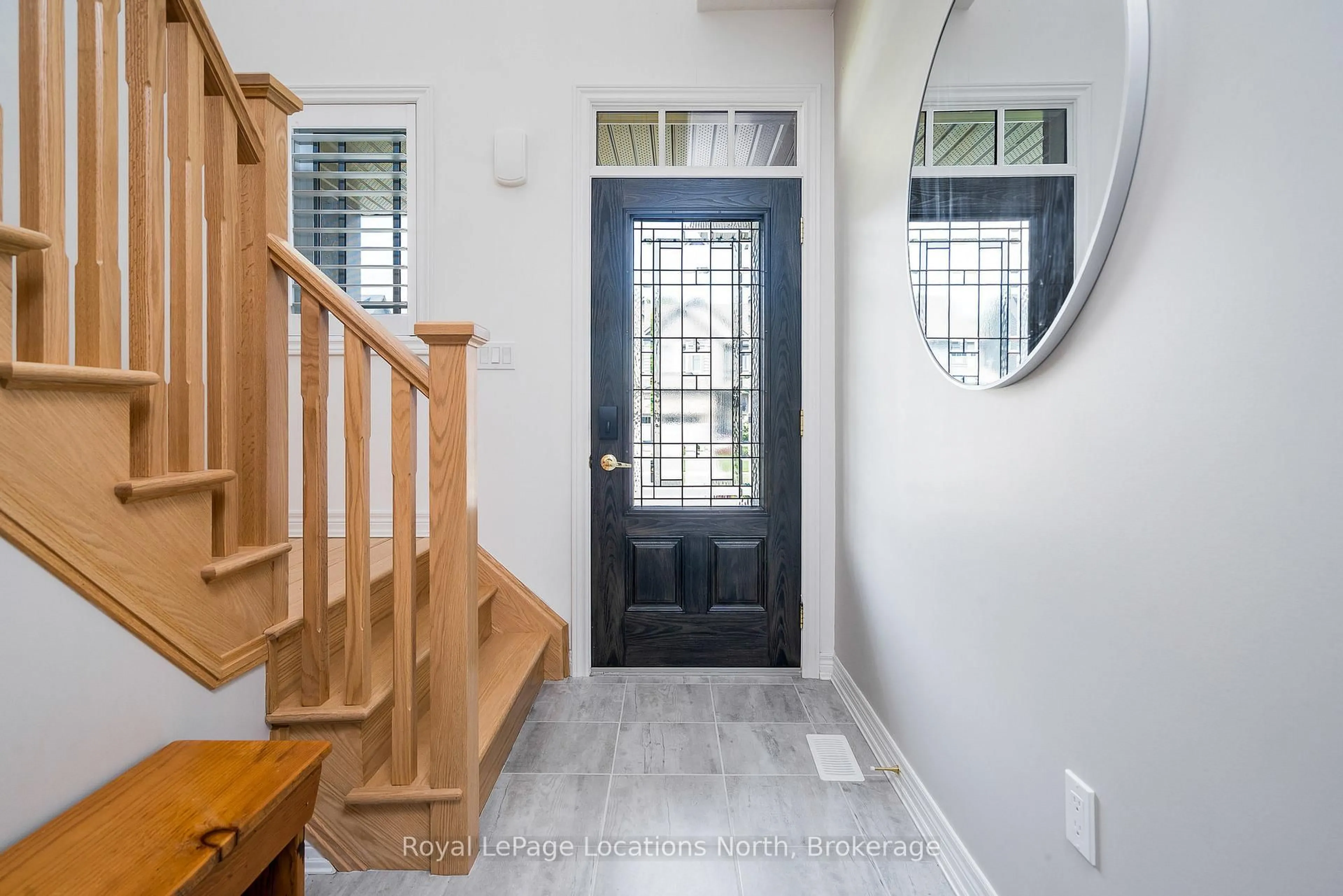 Indoor entryway for 81 Plewes Dr, Collingwood Ontario L9Y 3B7
