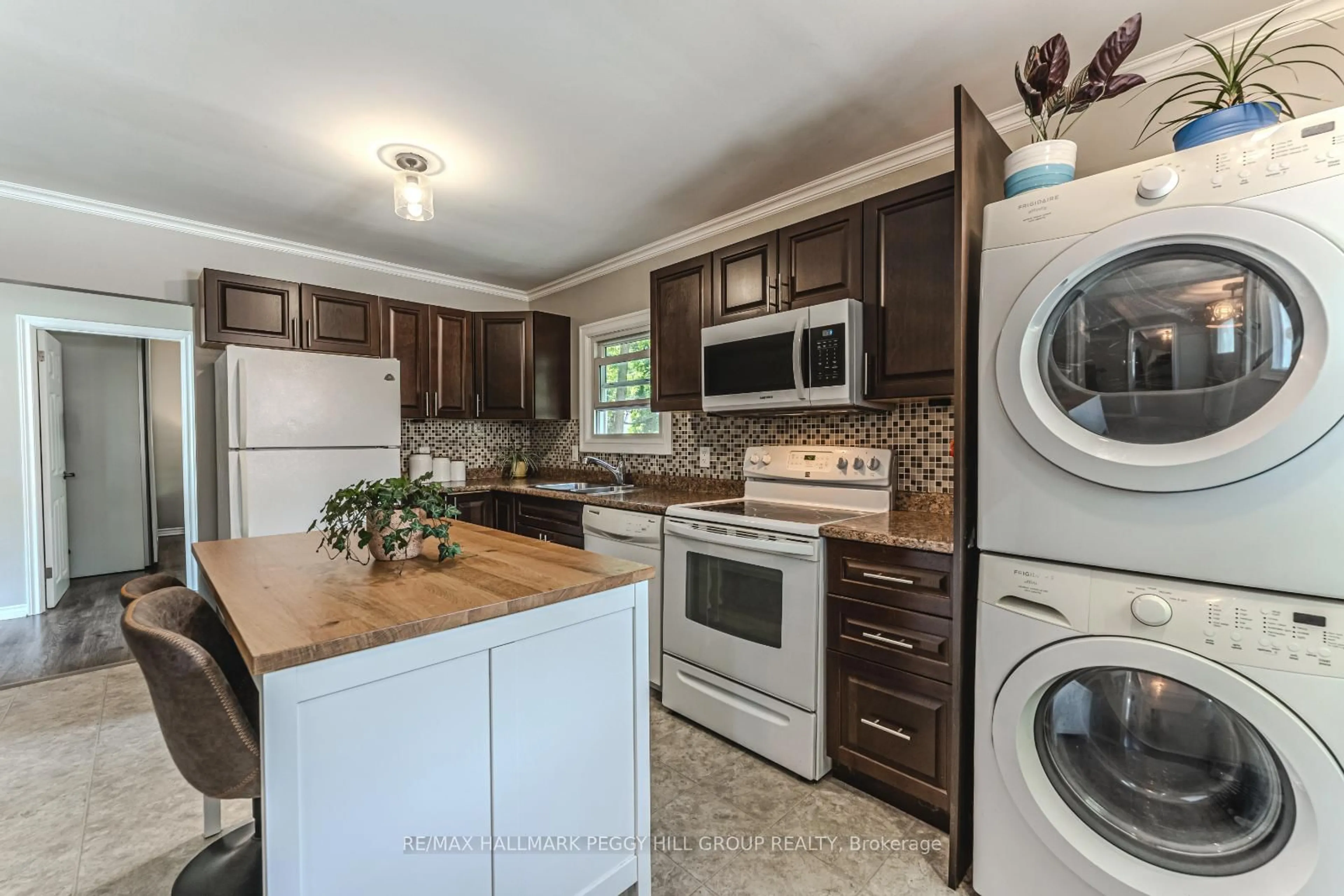 Kitchen with laundary machines, unknown for 730 Quebec St, Midland Ontario L4R 1E6