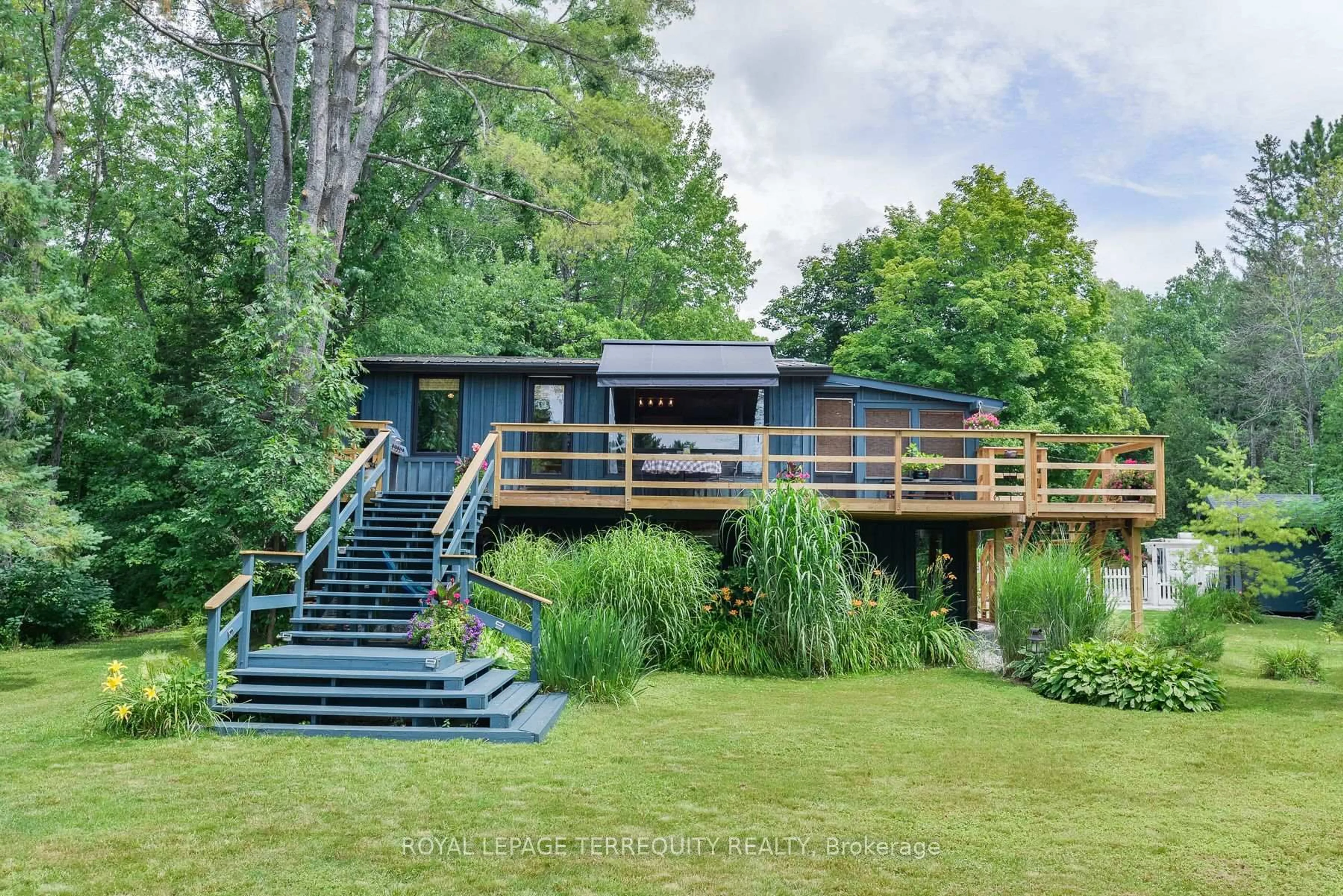 A pic from outside/outdoor area/front of a property/back of a property/a pic from drone, water/lake/river/ocean view for 7862 Birch Dr, Ramara Ontario L0K 2B0