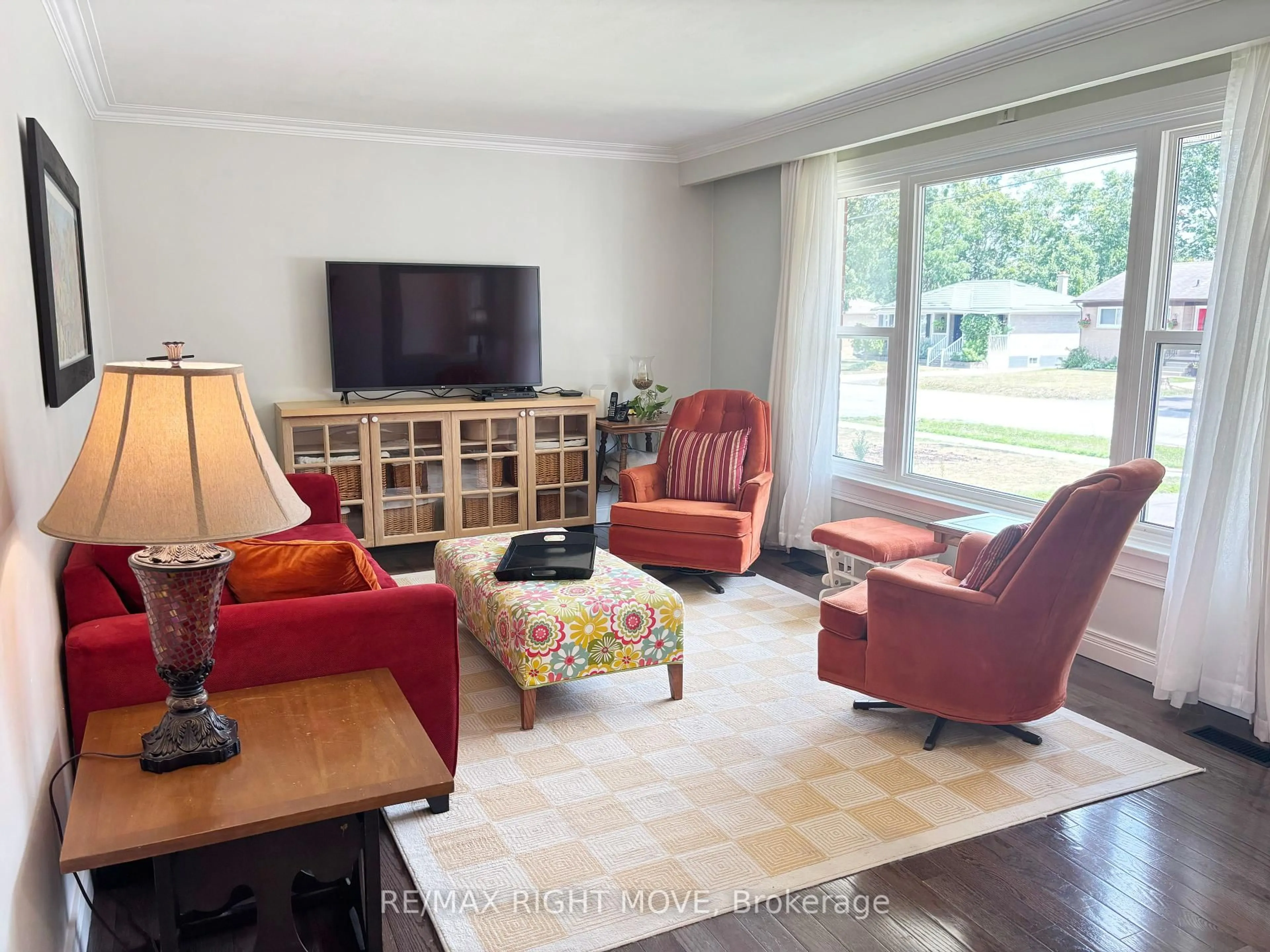 Living room with furniture, wood/laminate floor for 62 North St, Orillia Ontario L3V 3S5
