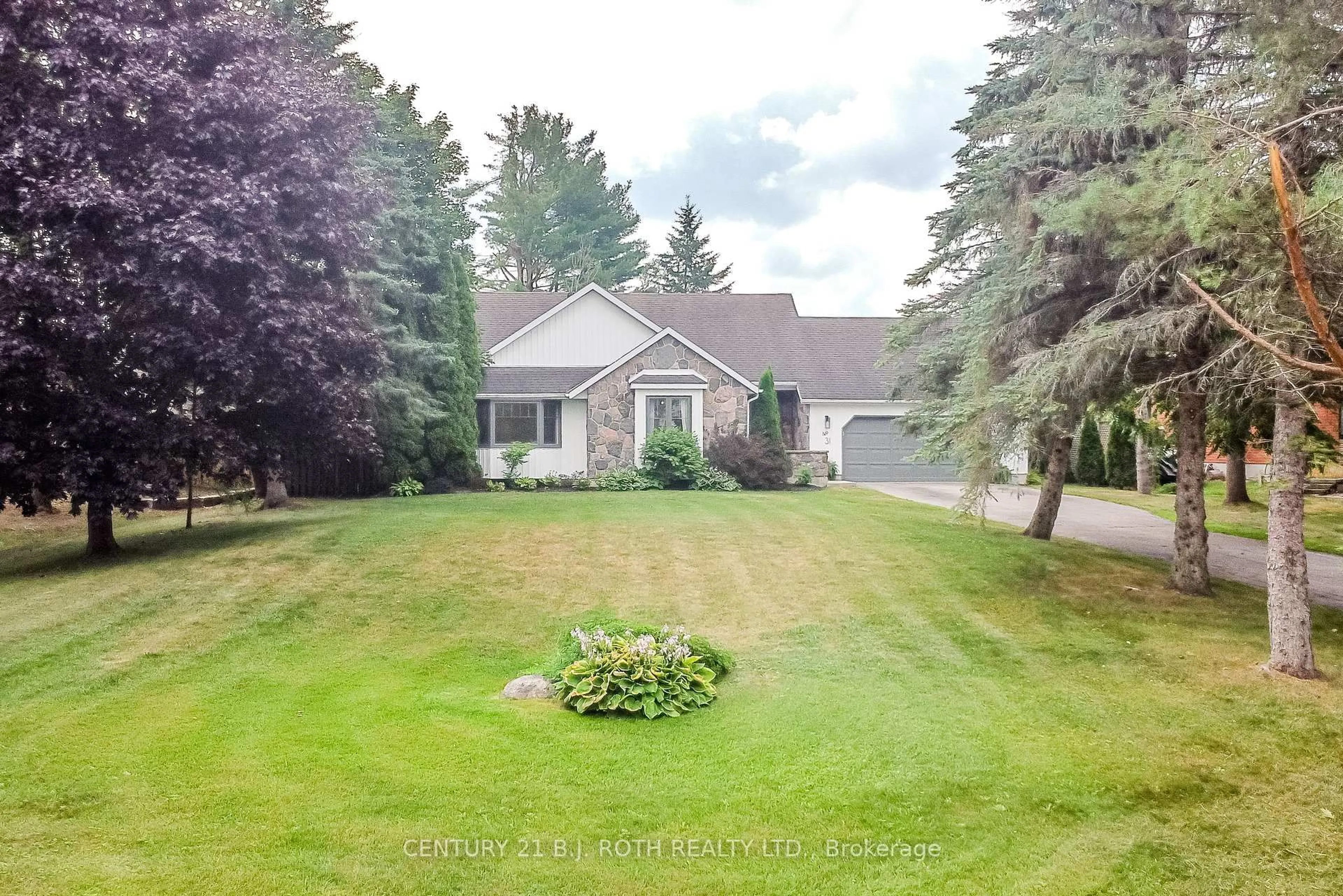 A pic from outside/outdoor area/front of a property/back of a property/a pic from drone, street for 31 Howard Dr, Oro-Medonte Ontario L0L 2E0