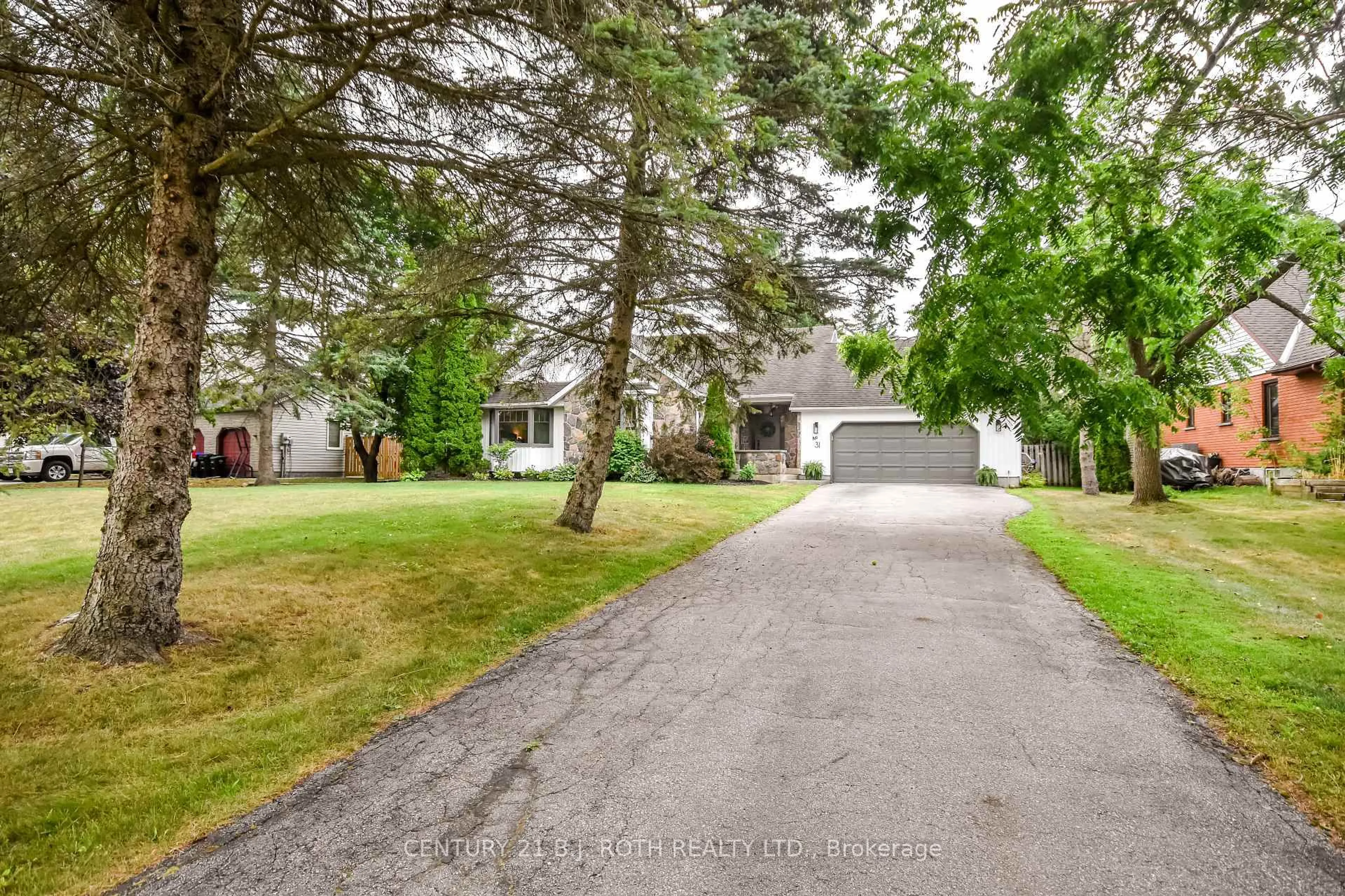 A pic from outside/outdoor area/front of a property/back of a property/a pic from drone, street for 31 Howard Dr, Oro-Medonte Ontario L0L 2E0
