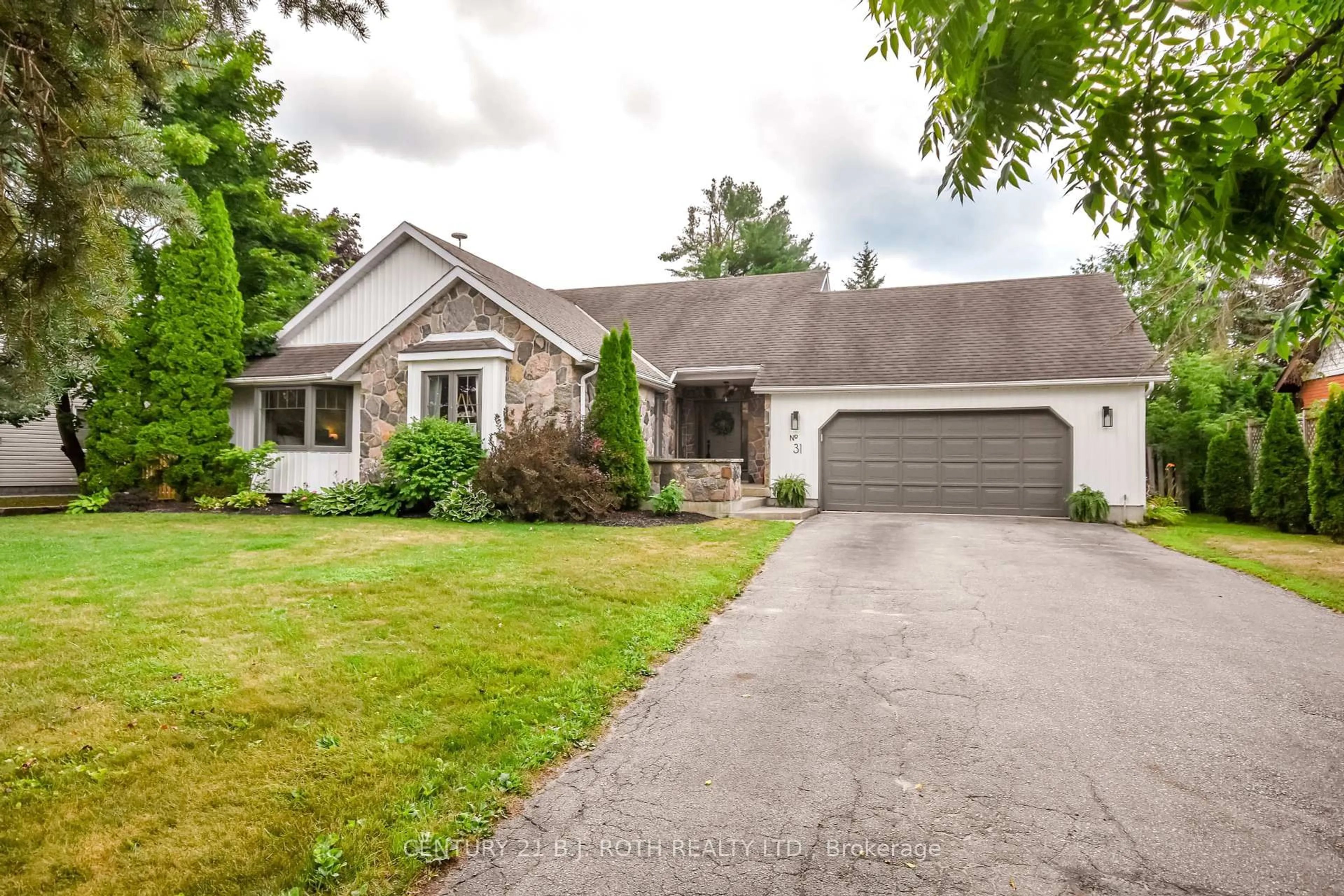 A pic from outside/outdoor area/front of a property/back of a property/a pic from drone, street for 31 Howard Dr, Oro-Medonte Ontario L0L 2E0